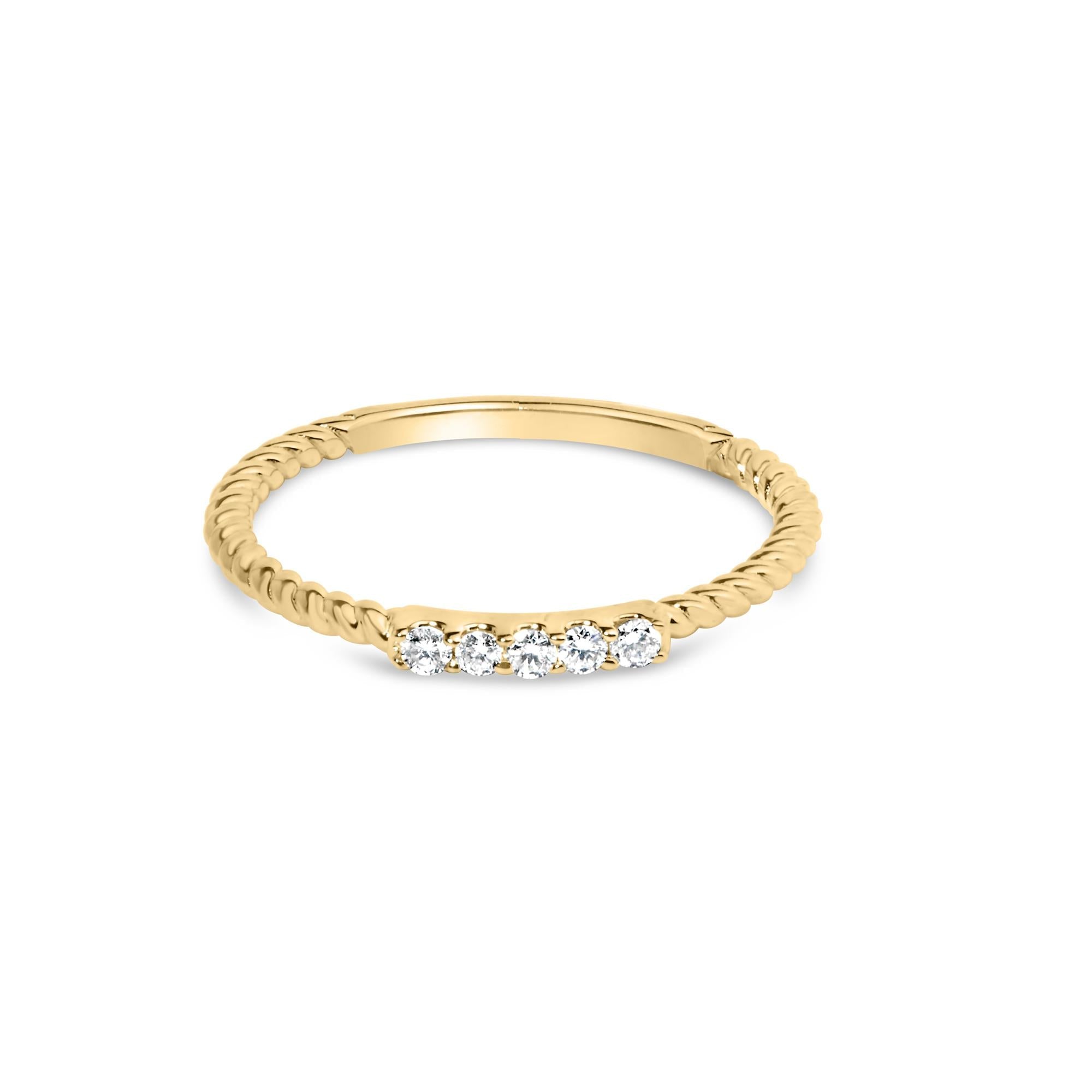 Anillo de oro amarillo de 10 quilates con 1/10 quilates de diamantes y 5 piedras con banda trenzada (color IJ, claridad I2-I3) - Friggin Jewelry