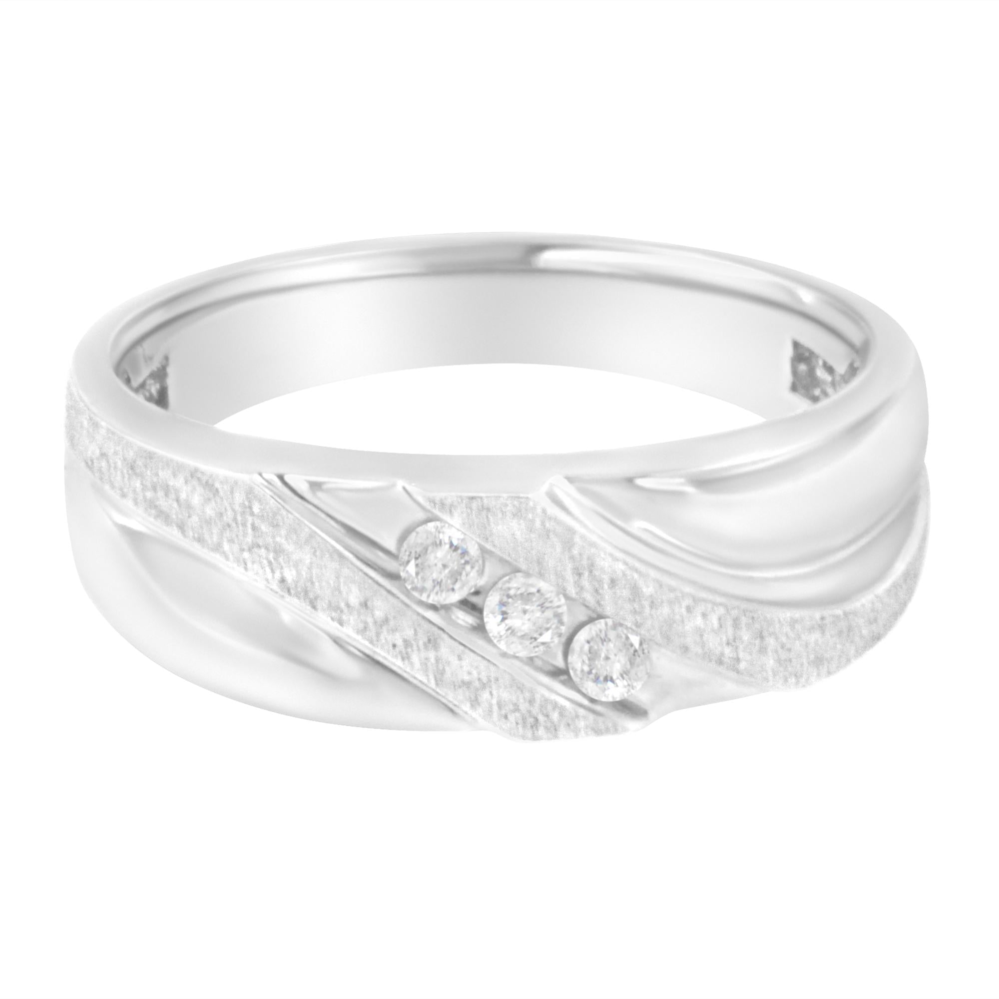 Anillo de bodas para hombre en oro blanco de 10 quilates con diamantes de 1/10 quilates y tres piedras engastadas en canal (color IJ, claridad I1-I2) - Friggin Jewelry