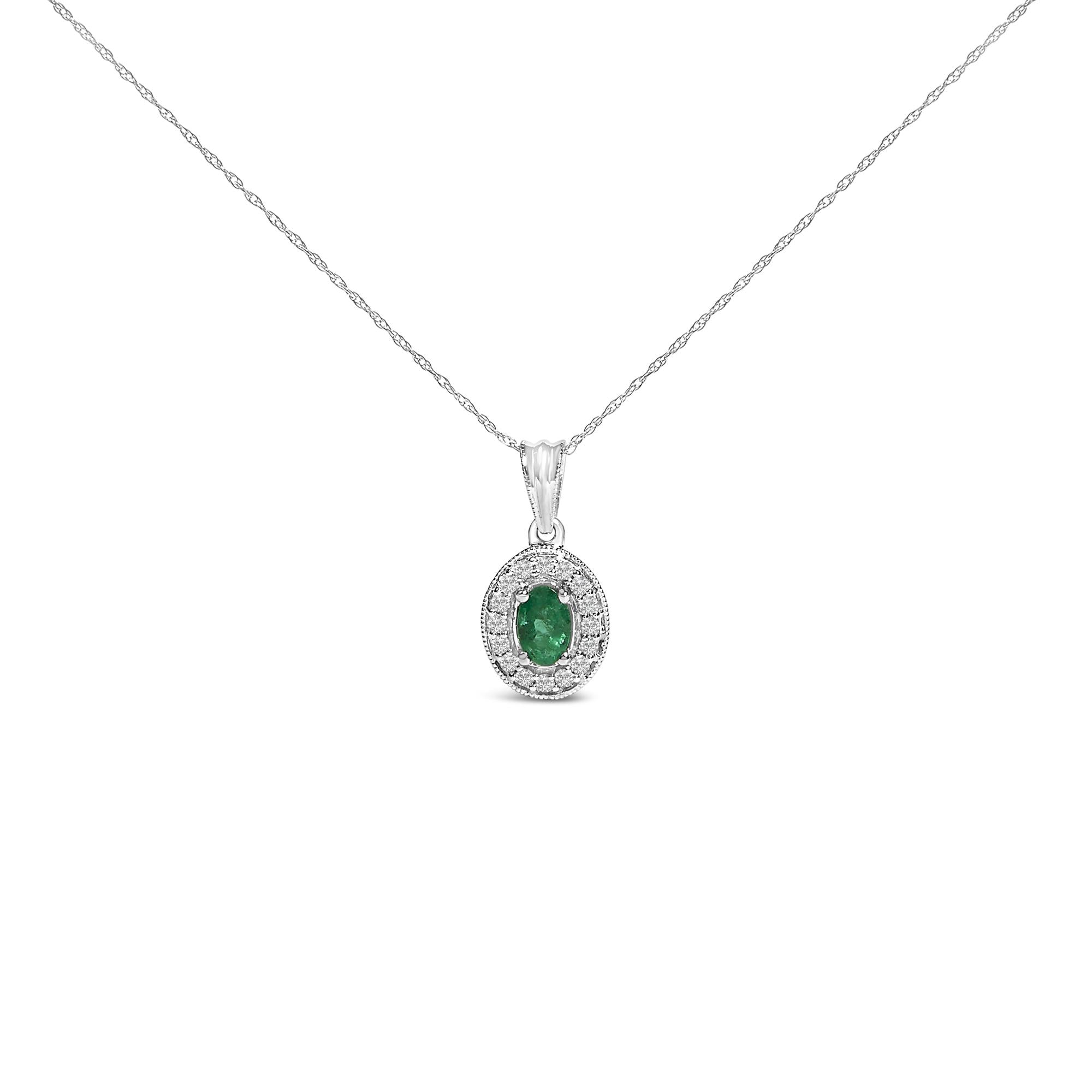 Collar con colgante ovalado de oro blanco de 14 quilates de 6 x 4 mm con halo de diamantes y esmeralda verde - 45,7 cm - Friggin Jewelry