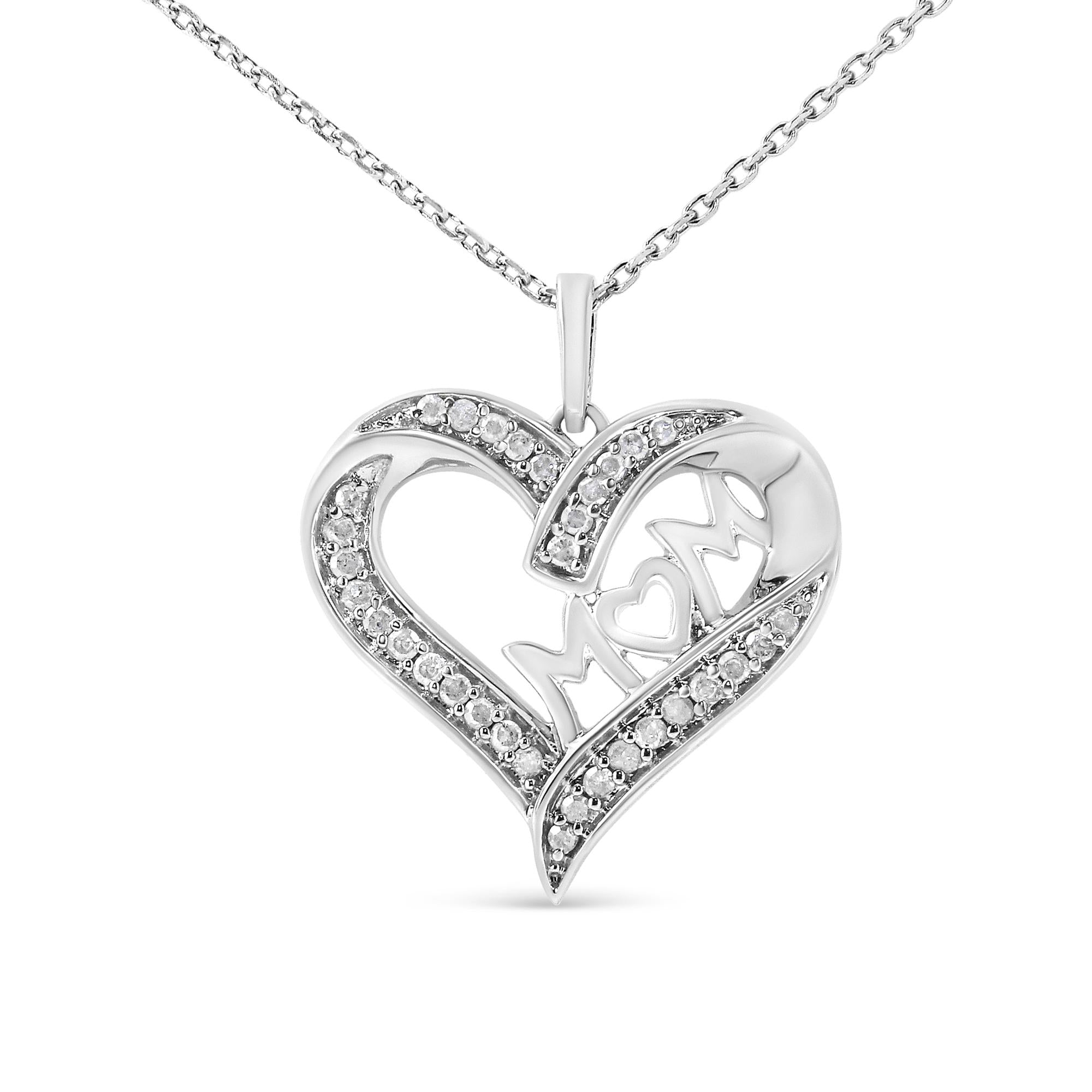 Collar con colgante de corazón "Mamá" grabado con diamantes de 1/4 ct en plata de ley 925 (color IJ, claridad I3) - Friggin Jewelry