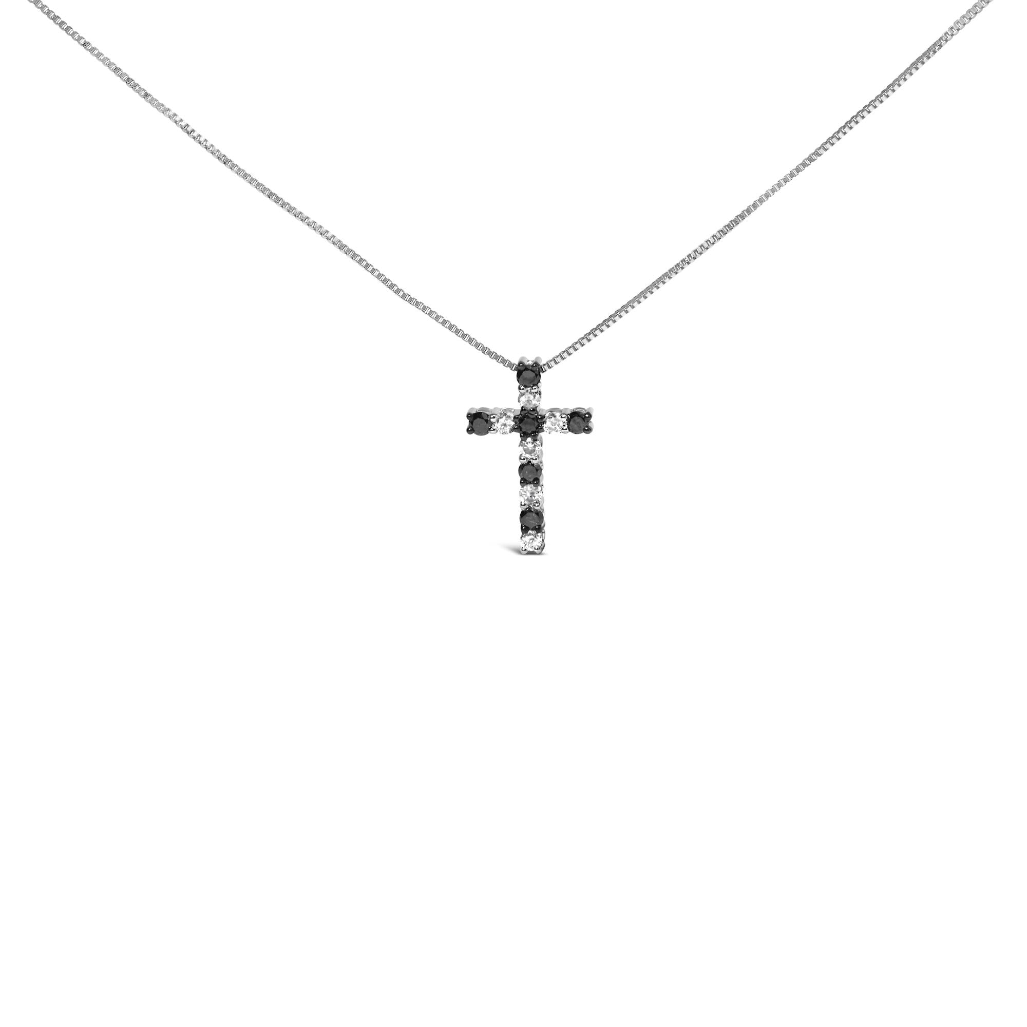 Collar con colgante de cruz de diamantes blancos y negros alternados de 1/2 ct en plata de ley 925 (color negro tratado y HI, claridad I3) - 45,7 cm - Friggin Jewelry