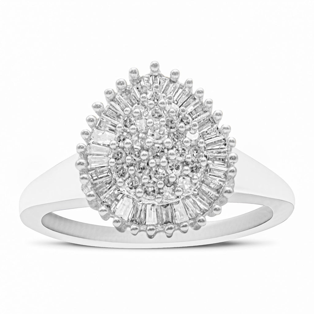 Anillo de cóctel en oro blanco de 10 quilates con halo de diamantes redondos y de talla baguette de 1/2 quilates, forma de pera, con pavé abovedado (color HI, claridad SI1-SI2) - Friggin Jewelry