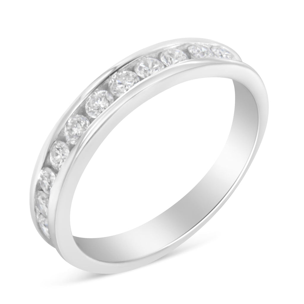 Anillo de bodas de oro blanco de 18 quilates con engaste de canal y diamantes redondos de talla brillante de 1/2 quilate, con certificación IGI (color HI, claridad I1-I2) - Friggin Jewelry