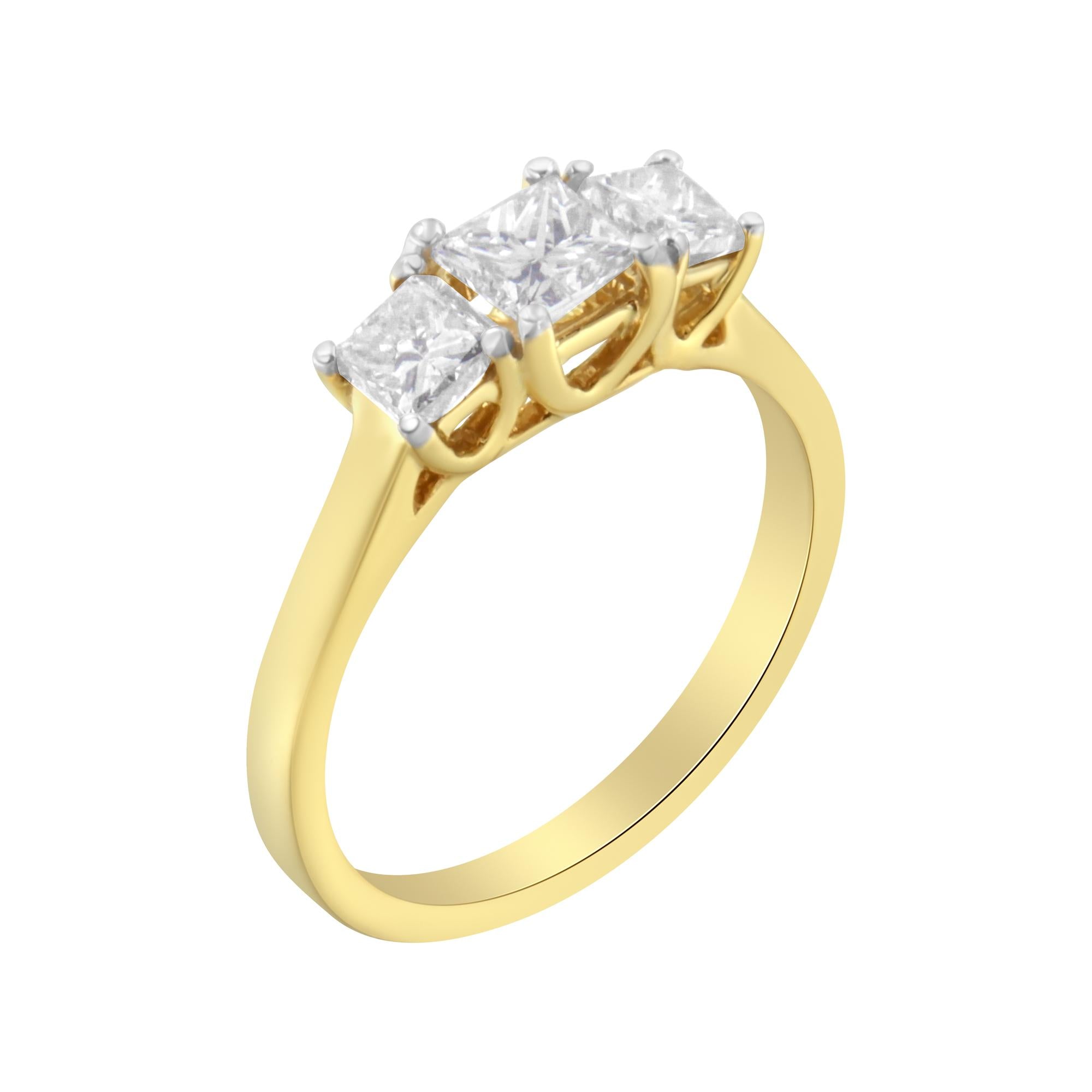 Anello a fascia con tre pietre in oro giallo 10 carati e diamanti taglio principessa (1 carato, colore JK, purezza I1-I2) - Friggin Jewelry