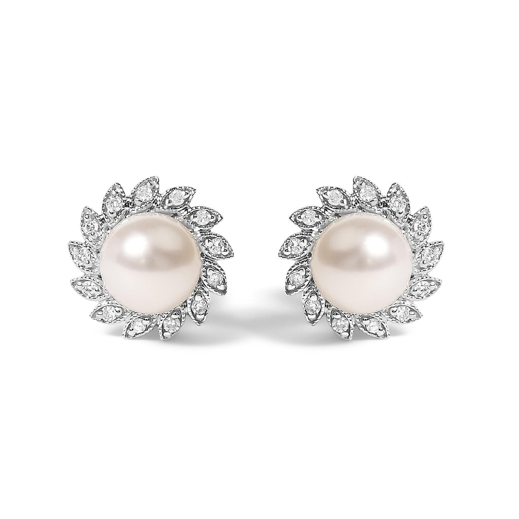 Aretes tipo botón de oro blanco de 10 quilates con halo de perla y diamantes estilo reliquia (color IJ, claridad I1-I2) - Friggin Jewelry