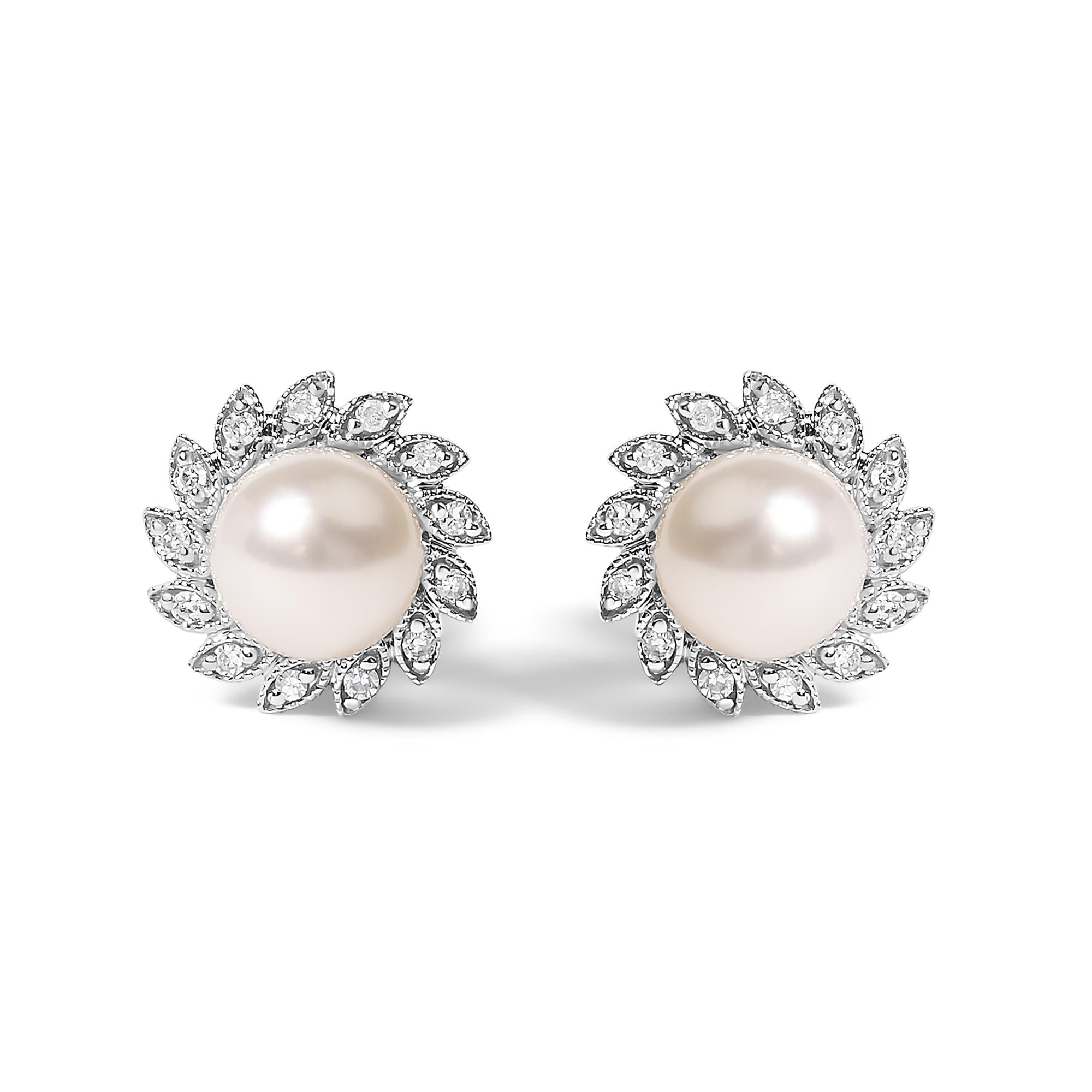 Aretes tipo botón de oro blanco de 10 quilates con halo de perla y diamantes estilo reliquia (color IJ, claridad I1-I2) - Friggin Jewelry