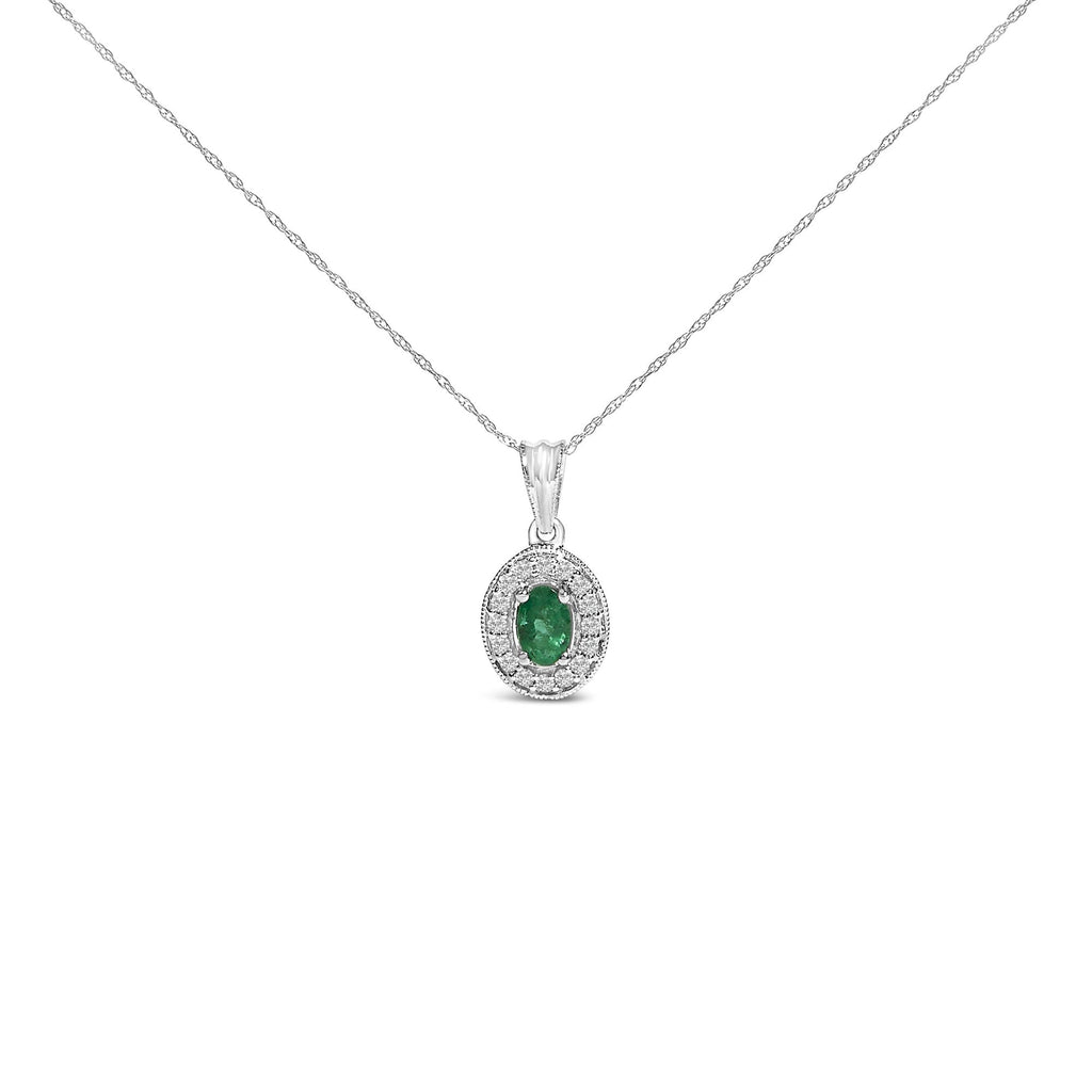 Collar con colgante ovalado de oro blanco de 14 quilates de 6 x 4 mm con halo de diamantes y esmeralda verde - 45,7 cm - Friggin Jewelry