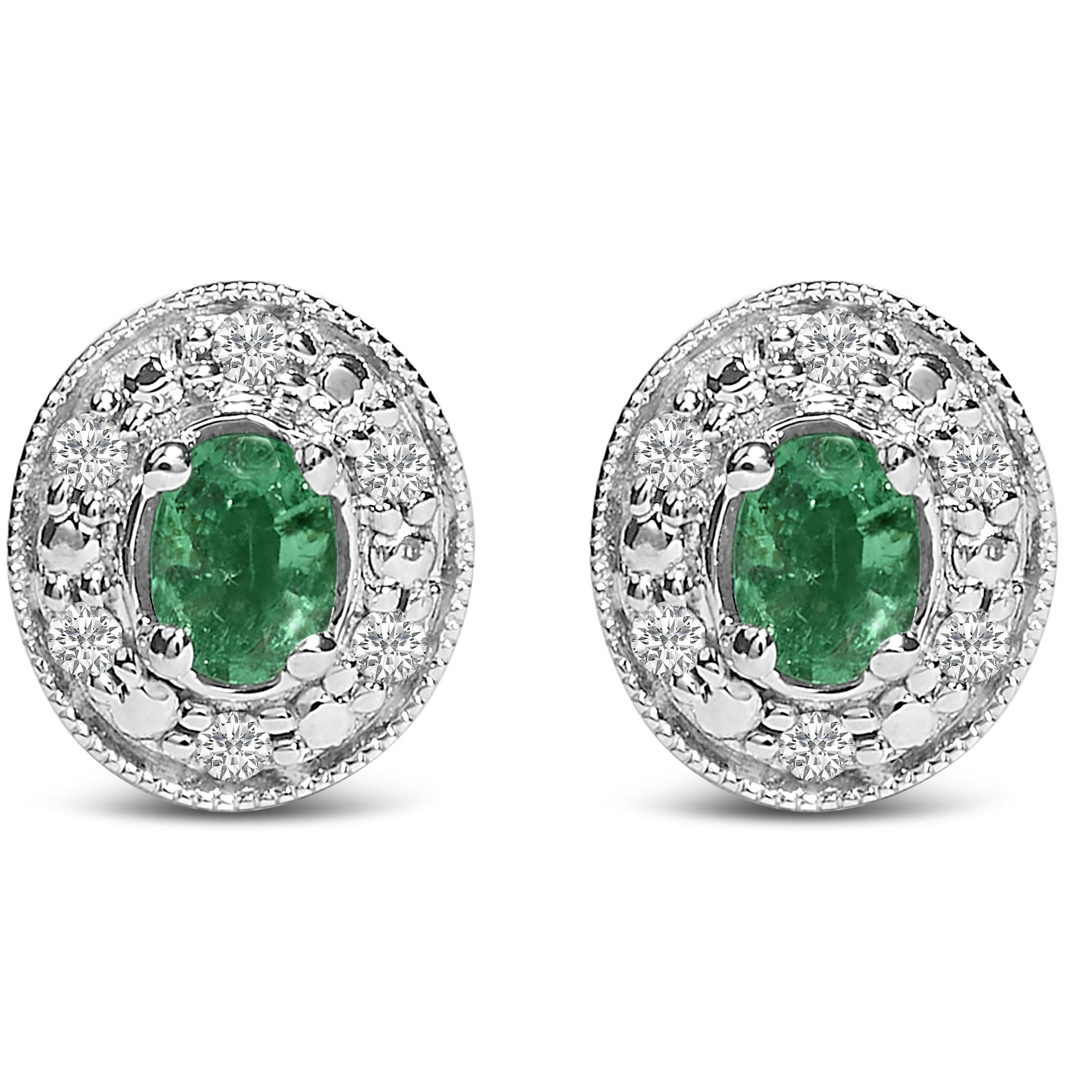 Aretes de oro blanco de 14 quilates con esmeralda verde ovalada y halo de diamantes de 1/10 quilates (color IJ, claridad I1-I2) - Friggin Jewelry