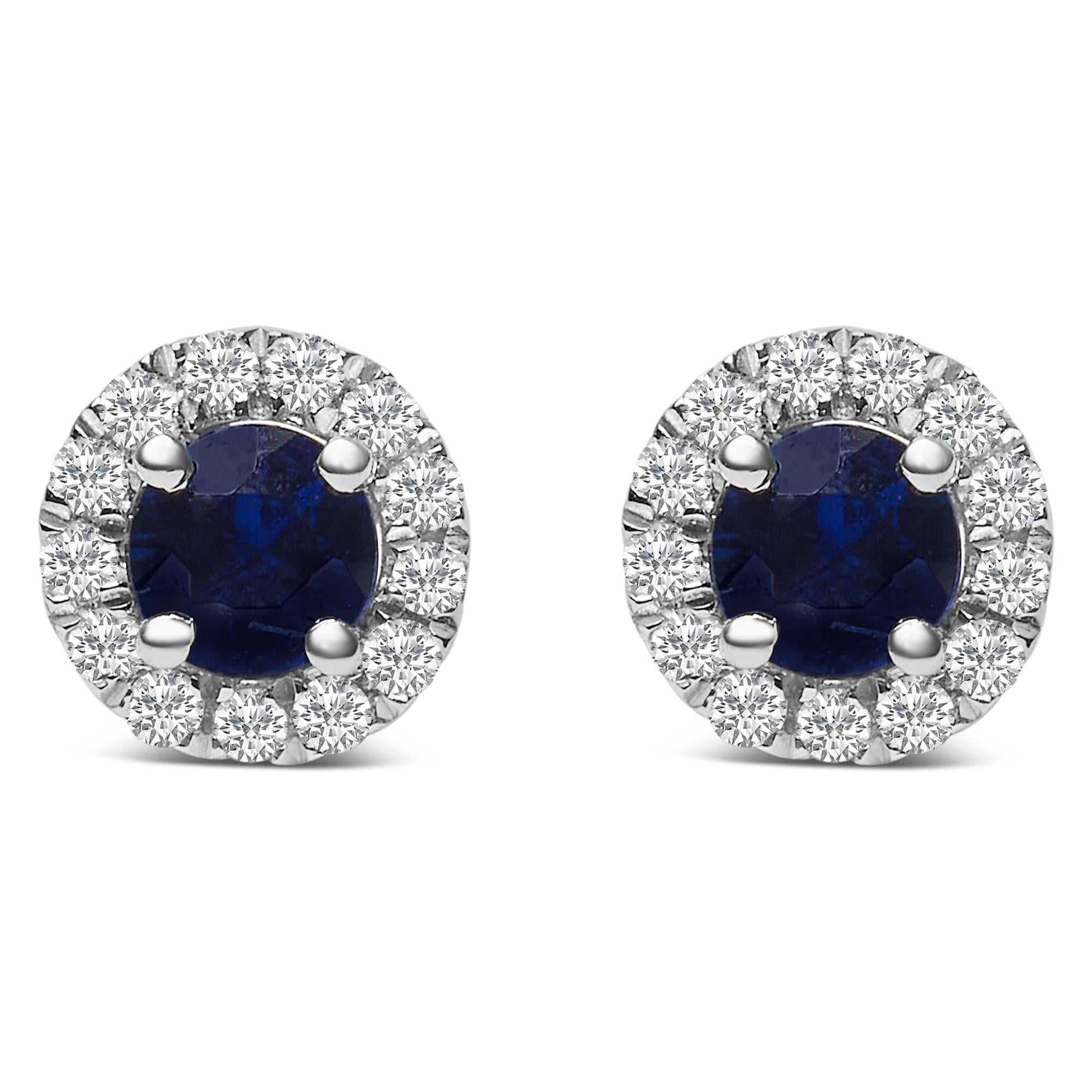 Aretes de oro blanco de 10 quilates con zafiro azul redondo de 3,25 mm x 3,25 mm y halo de diamantes de 1/10 quilates (color IJ, claridad I1-I2) - Friggin Jewelry