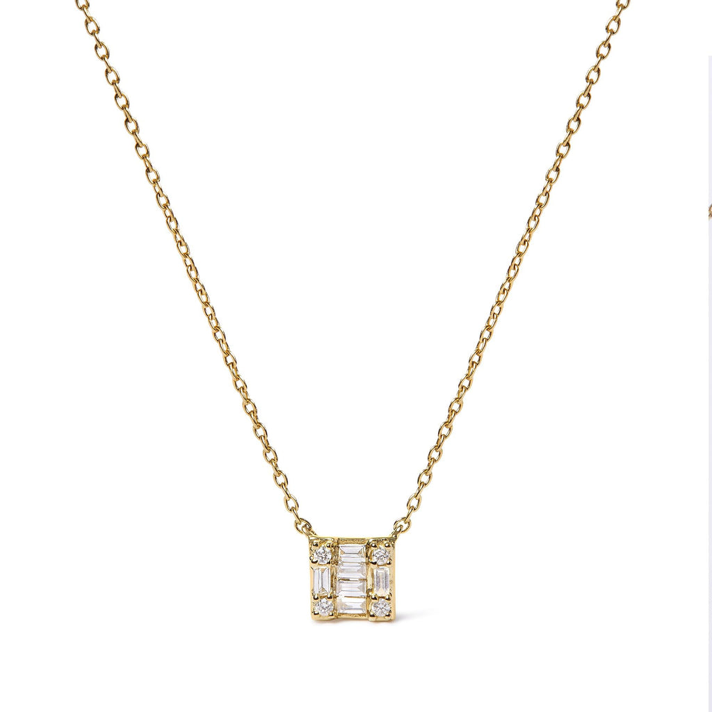 Collar con colgante de mosaico de diamantes redondos y baguette de 1/10 quilates en oro amarillo de 10 quilates (18" pulgadas) (color HI, claridad I1-I2) - Friggin Jewelry
