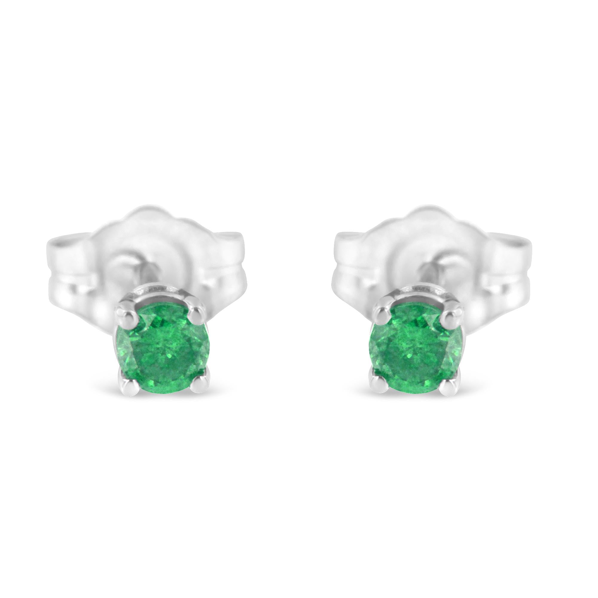 Pendientes clásicos de 4 puntas con diamantes verdes de talla brillante redonda de 1/4 ct en plata de ley 925 (color elegante, claridad I2-I3) - Friggin Jewelry
