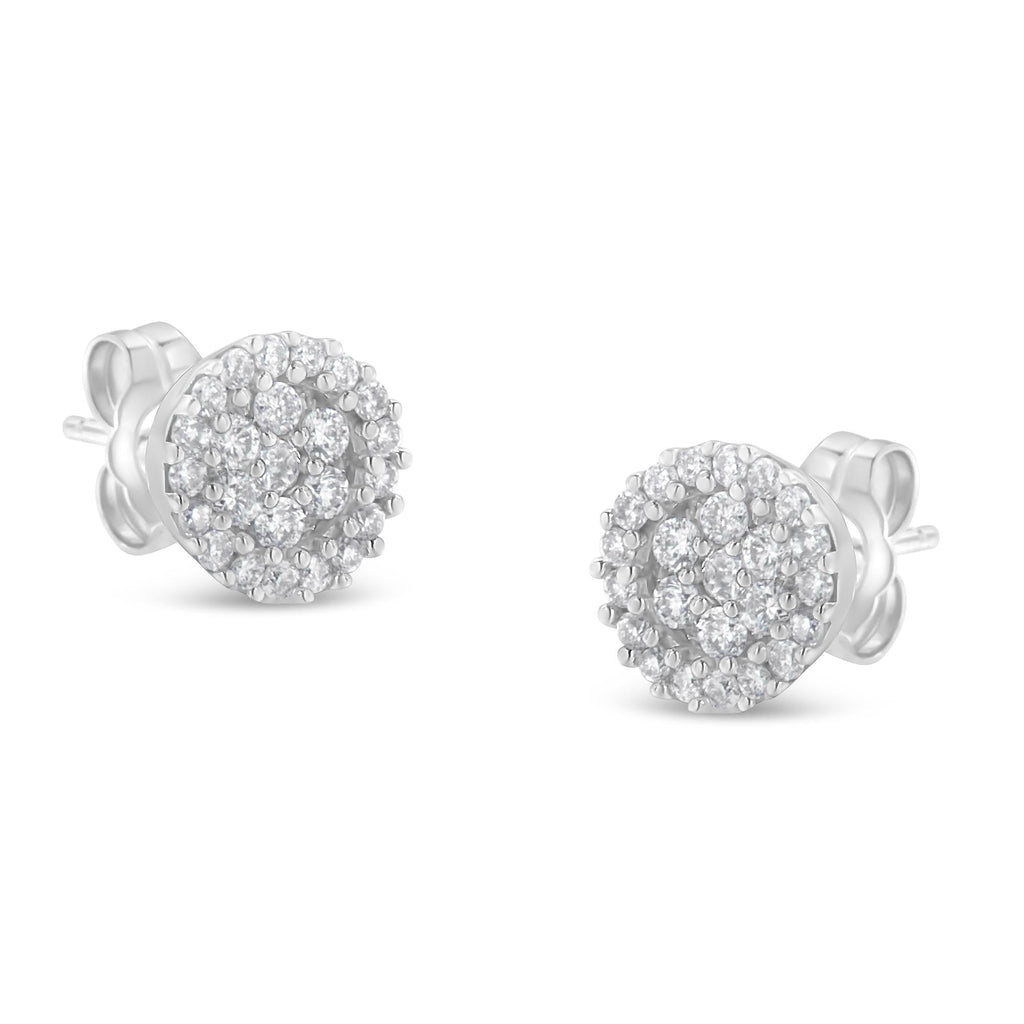 Aretes tipo botón redondos con halo de diamantes de talla brillante de 1/2 ct en oro blanco de 14 quilates (color HI, claridad I1-I2) - Friggin Jewelry