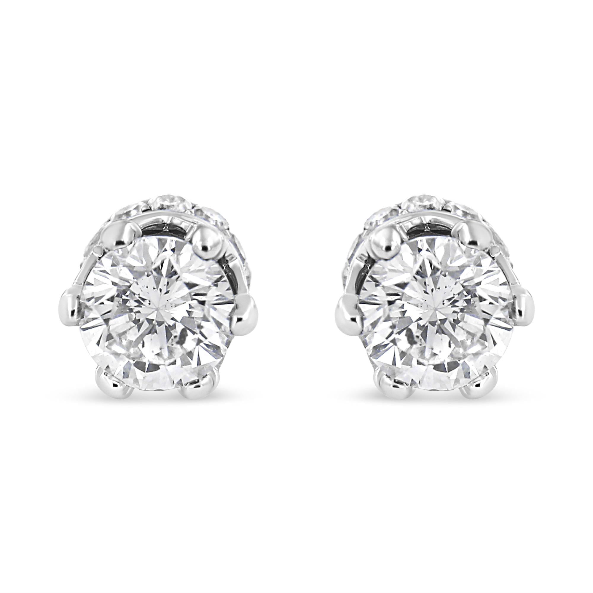 Aretes de oro blanco de 14 quilates con corona de diamantes de talla redonda de 1,0 quilates y engaste en garra (color IJ, claridad I1-I2) - Friggin Jewelry