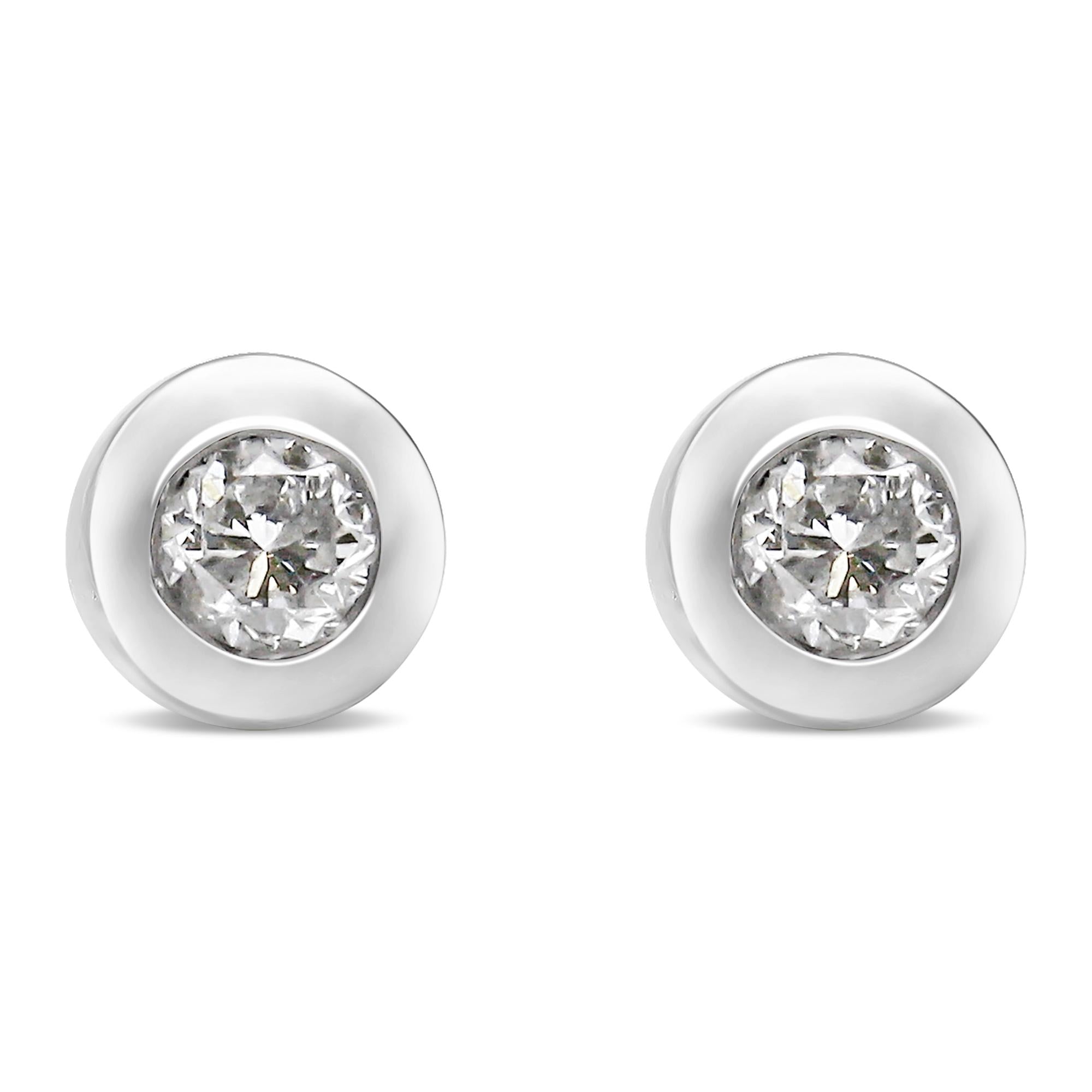 Aretes de oro blanco de 10 quilates con diamantes redondos de talla brillante de 1/5 quilates, casi incoloros, engastados en bisel (color HI, claridad I1-I2) - Friggin Jewelry