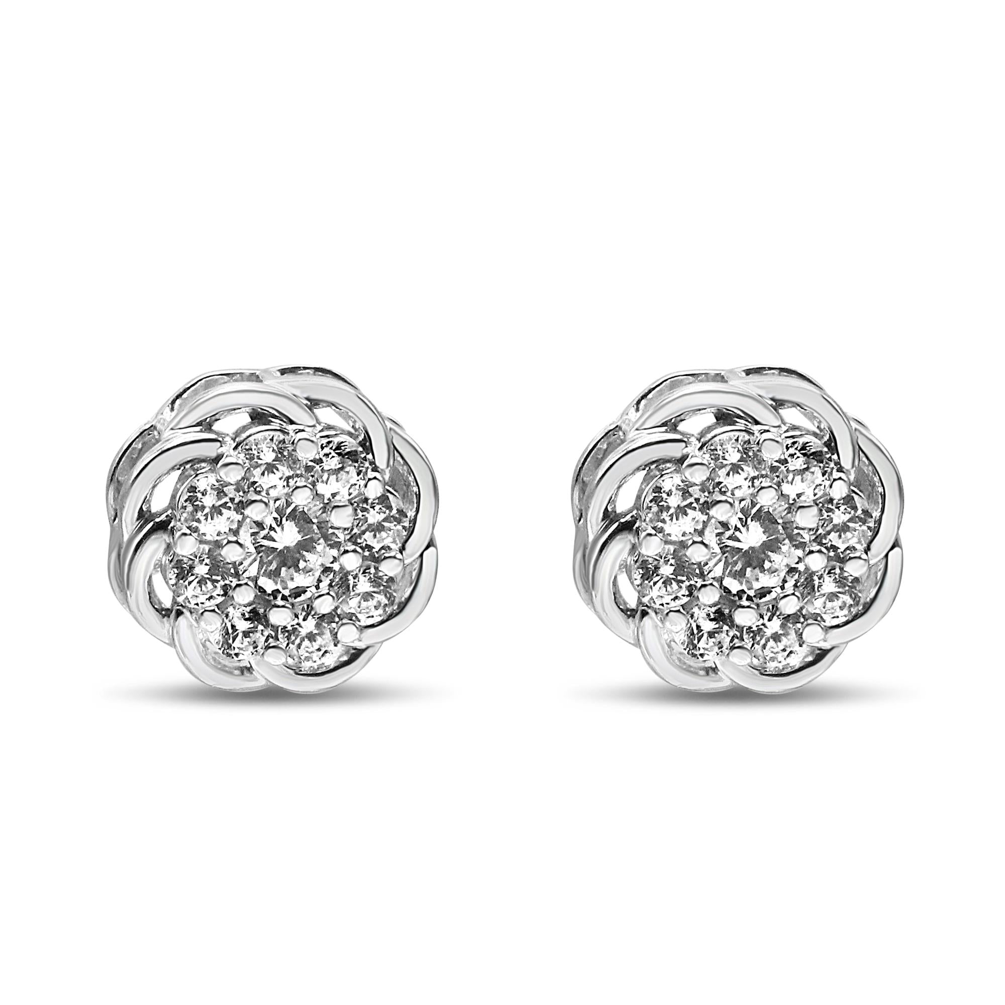 Pendientes de botón de plata de ley 925 con halo floral calado de diamantes redondos de 1/2 quilates (claridad I1-I2, color IJ) - Friggin Jewelry