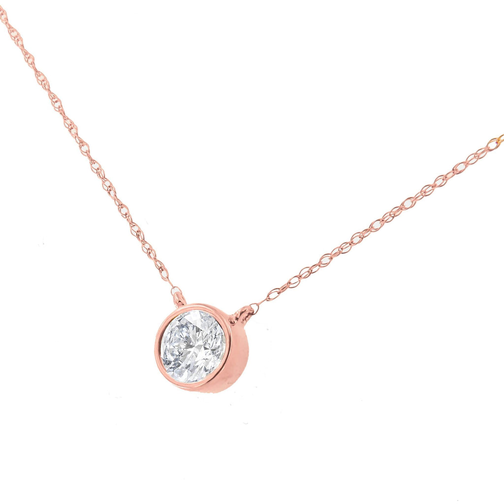 Collana con ciondolo regolabile da 16-18" in oro rosa 10K certificato AGS con diamante solitario rotondo da 1/5 ct incastonato su castone (colore IJ, purezza VS1-VS2) - Friggin Jewelry