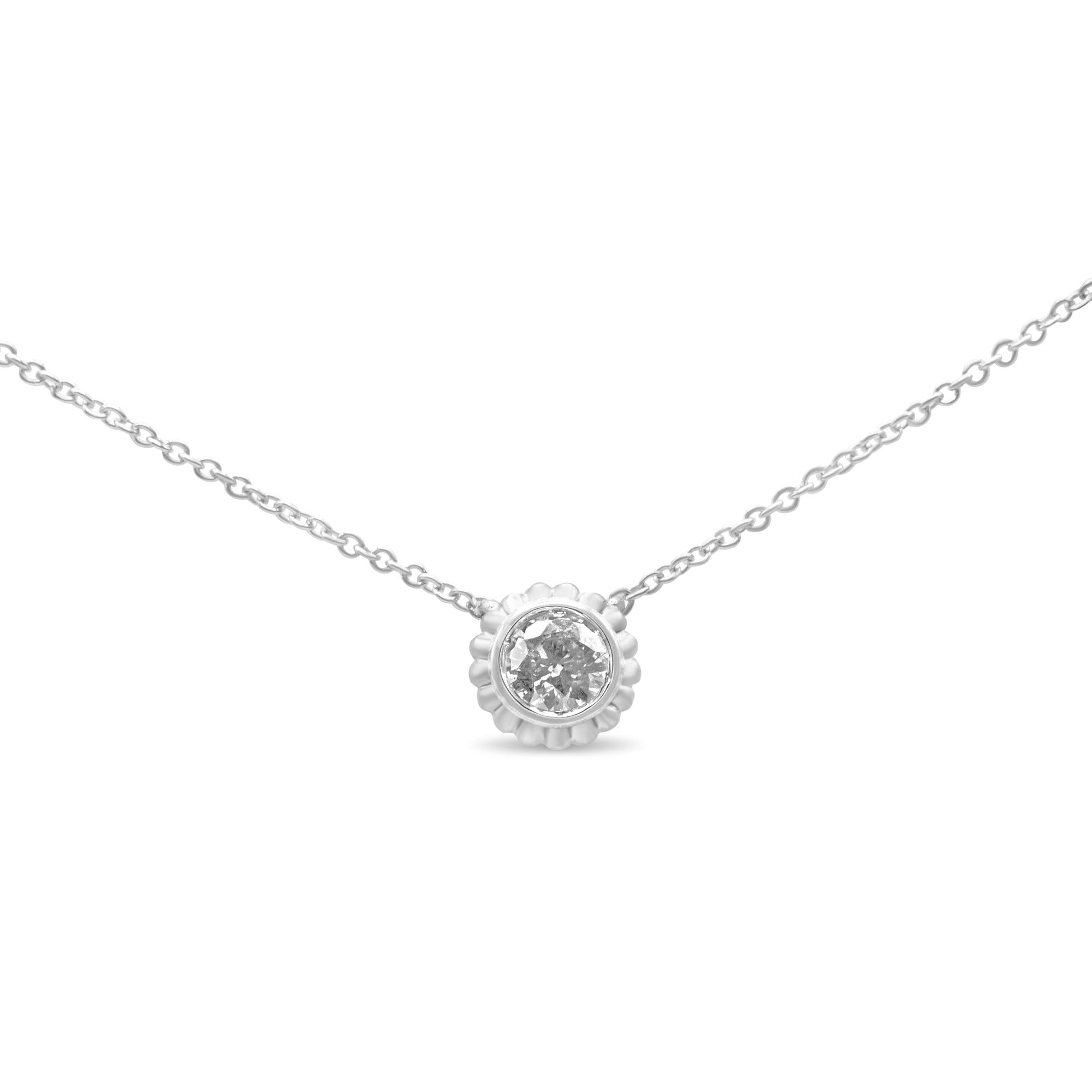 Collar con colgante floral solitario de diamantes redondos engastados en bisel de 1/4 ct en oro blanco de 10 quilates (18") (color IJ, claridad SI2-I1) - Friggin Jewelry