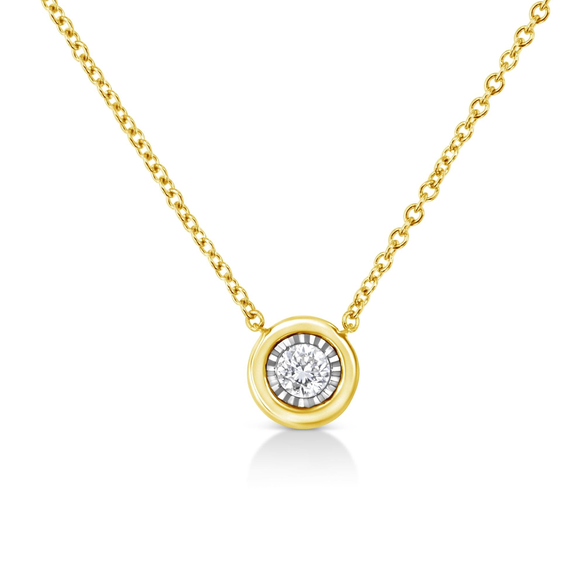 Collar con colgante de 45,7 cm en plata de ley 925 bañada en oro amarillo de 10 quilates y diamantes redondos engastados milagrosos de 1/10 quilates (formas a elegir) - Friggin Jewelry