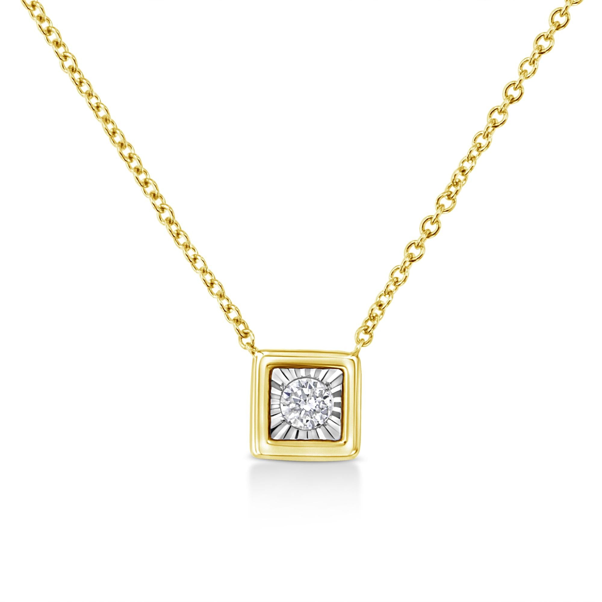 Collar con colgante de 45,7 cm en plata de ley 925 bañada en oro amarillo de 10 quilates y diamantes redondos engastados milagrosos de 1/10 quilates (formas a elegir) - Friggin Jewelry