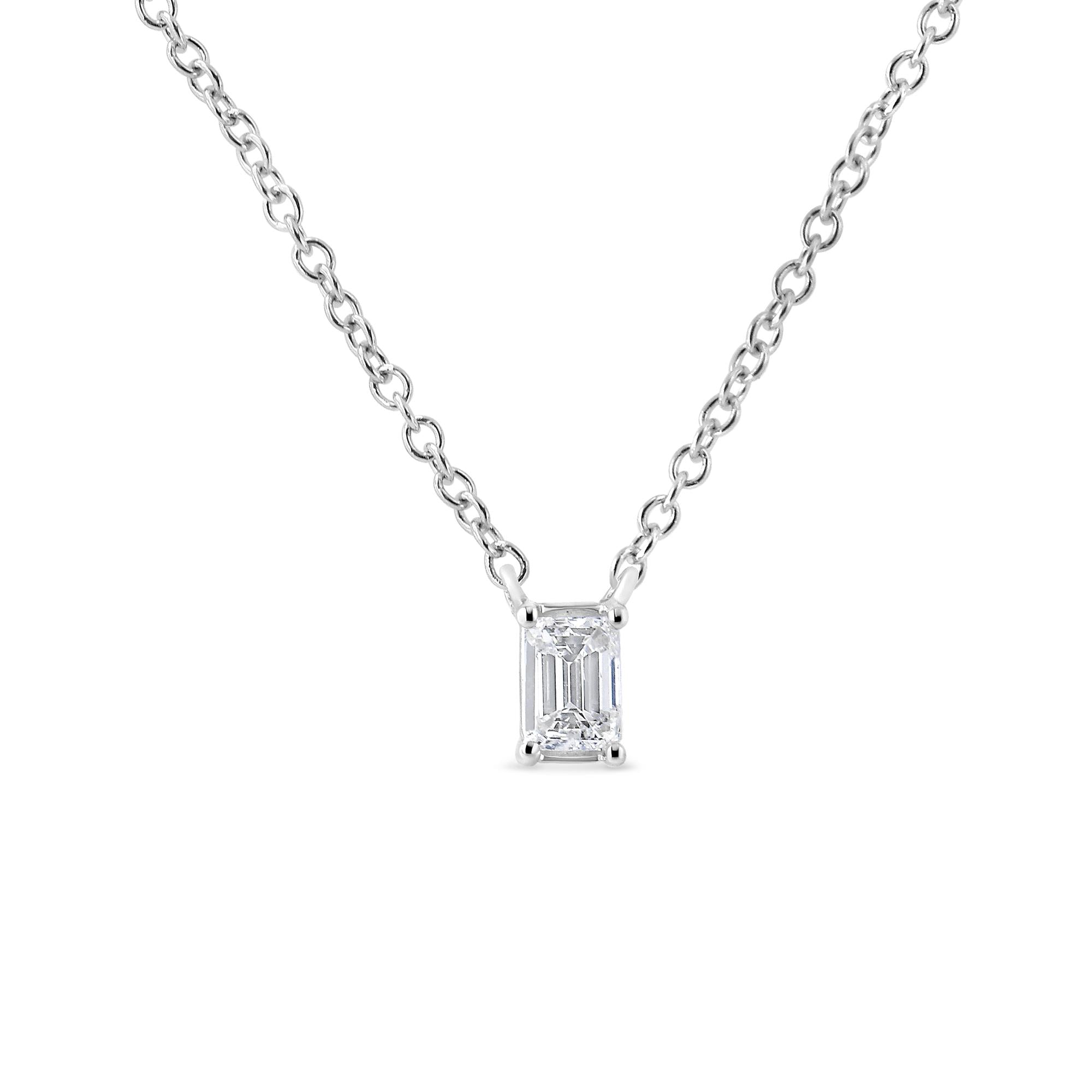 Collar con colgante de 45,7 cm en oro blanco de 14 quilates con diamante solitario en talla esmeralda de 1/3 quilates (color GH, claridad VS2-SI1) - Friggin Jewelry