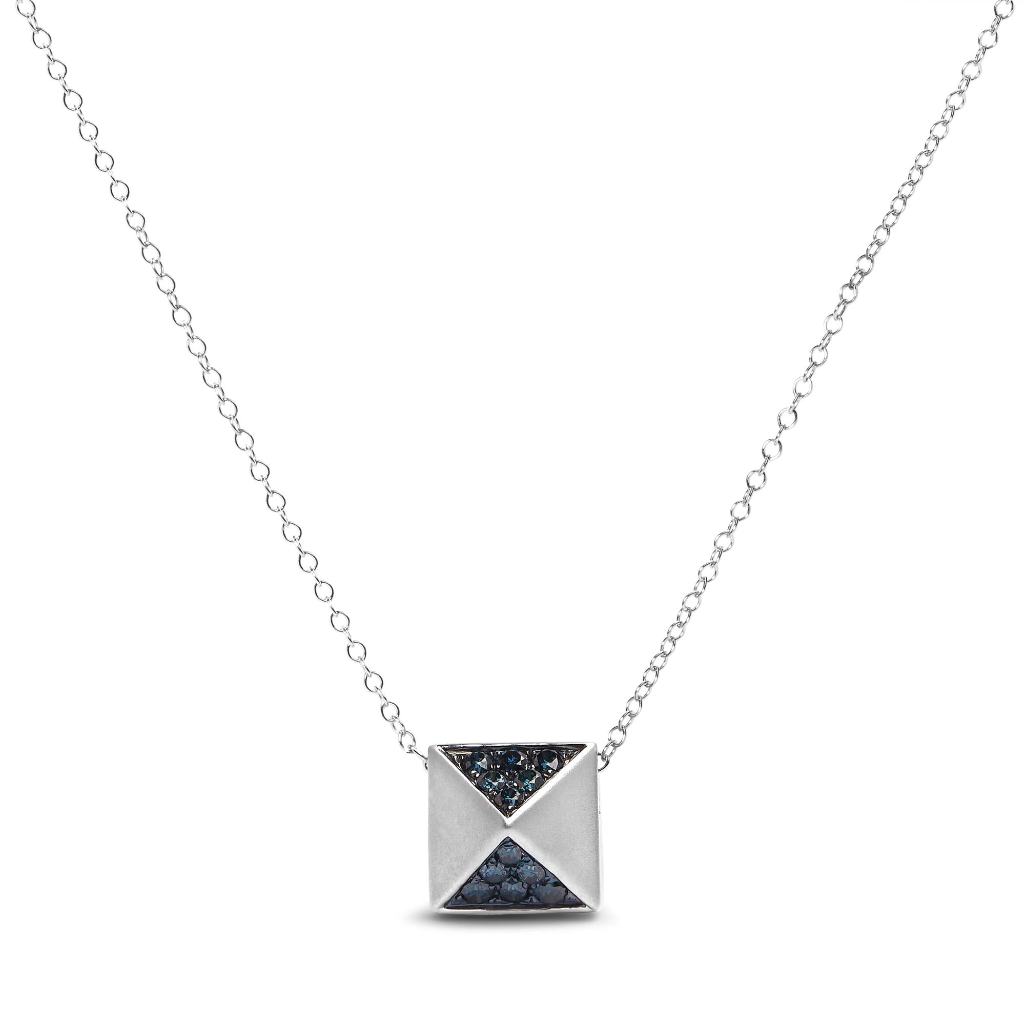 Collana con ciondolo a forma di piramide in oro bianco 14 carati con diamante blu trattato da 1/4 ct e finitura opaca (colore blu, purezza SI1-SI2) - 18 pollici - Friggin Jewelry