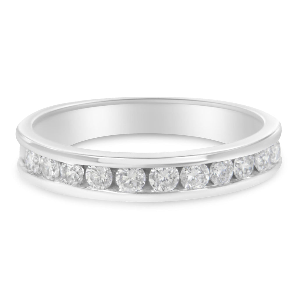 Anillo de bodas de oro blanco de 18 quilates con engaste de canal y diamantes redondos de talla brillante de 1/2 quilate, con certificación IGI (color HI, claridad I1-I2) - Friggin Jewelry