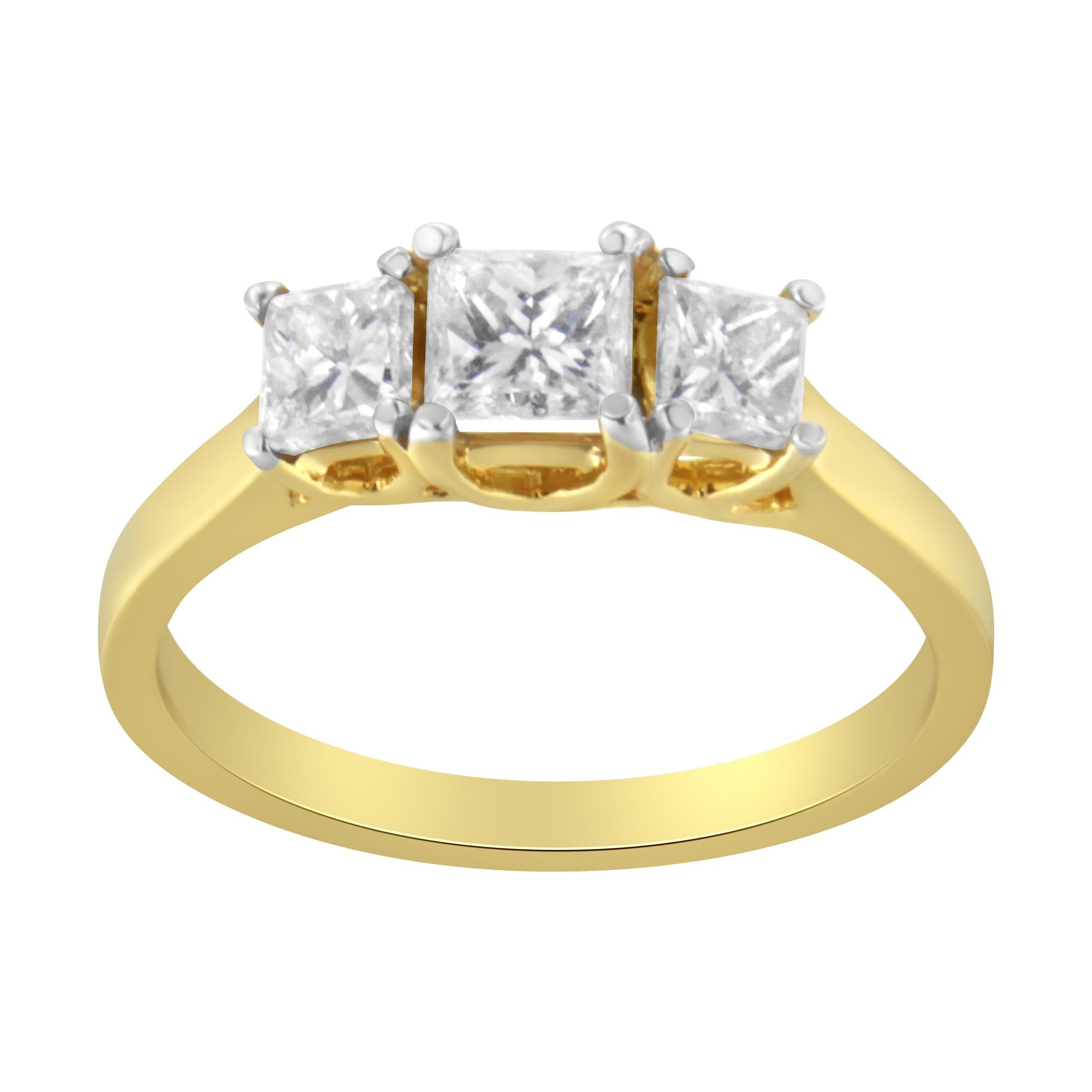 Anello a fascia con tre pietre in oro giallo 10 carati e diamanti taglio principessa (1 carato, colore JK, purezza I1-I2) - Friggin Jewelry