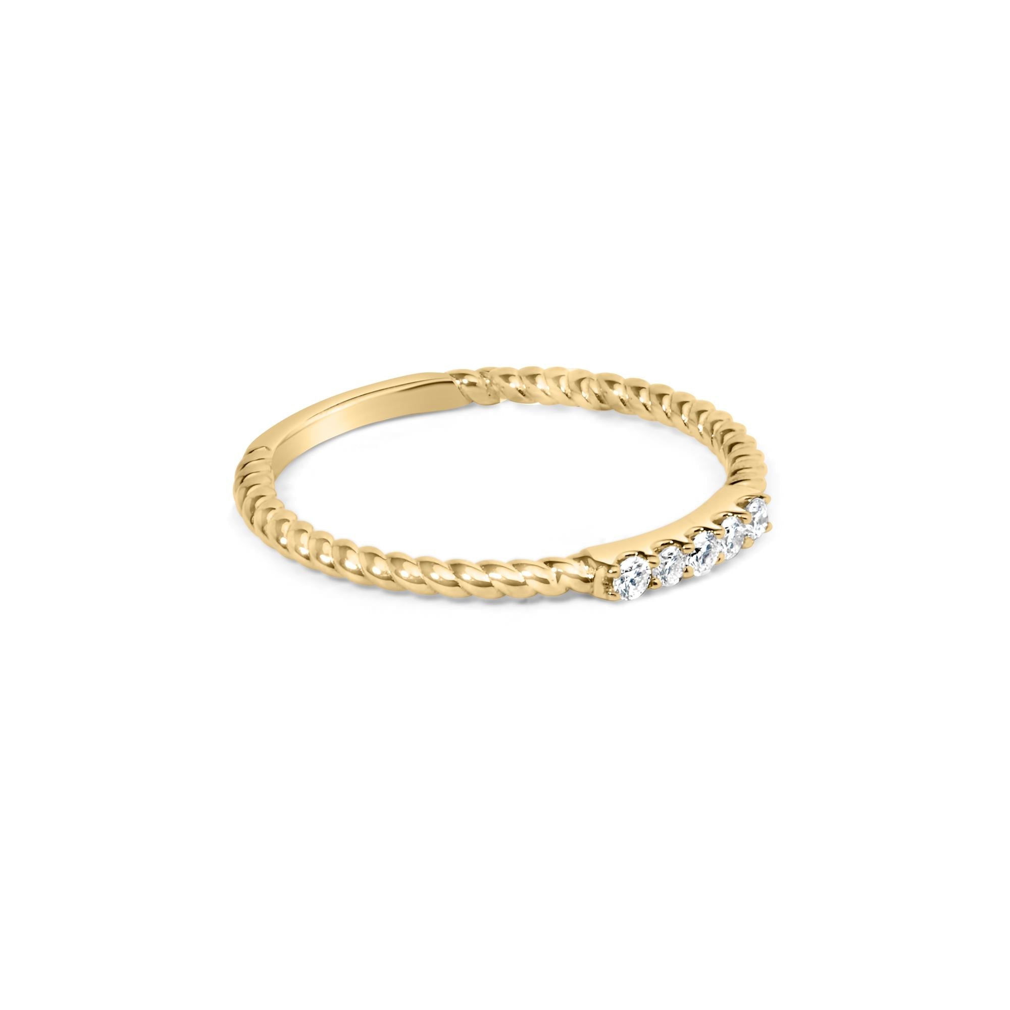 Anillo de oro amarillo de 10 quilates con 1/10 quilates de diamantes y 5 piedras con banda trenzada (color IJ, claridad I2-I3) - Friggin Jewelry