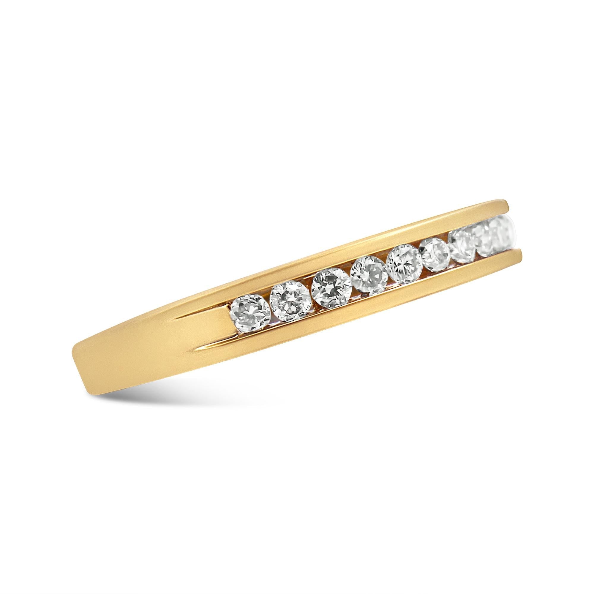 Anillo de bodas de plata de ley 925 bañado en oro amarillo de 10 quilates con 11 diamantes redondos engastados en canal de 1/4 quilates (color KL, claridad I1-I2) - Friggin Jewelry