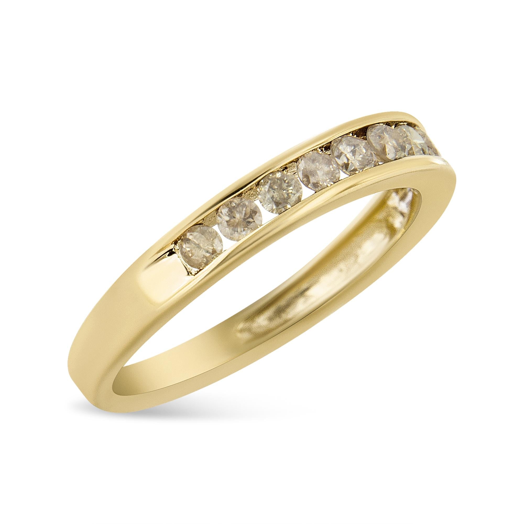 Anillo de plata de ley 925 bañada en oro amarillo de 14 quilates con 11 diamantes redondos color champán engastados en canal de 1/2 quilates (color KL, claridad I1-I2) - Friggin Jewelry