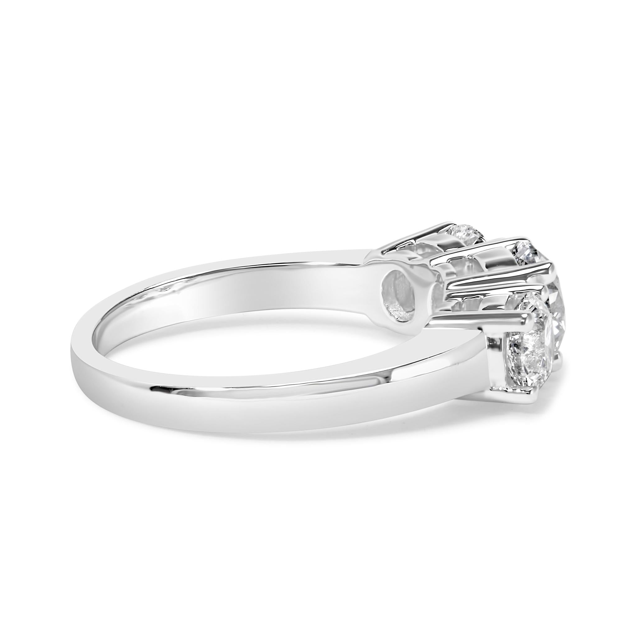 Anillo de oro blanco de 14 quilates con 2,00 quilates de diamantes cultivados en laboratorio y 3 piedras (color FG, claridad VS1-VS2) - Friggin Jewelry