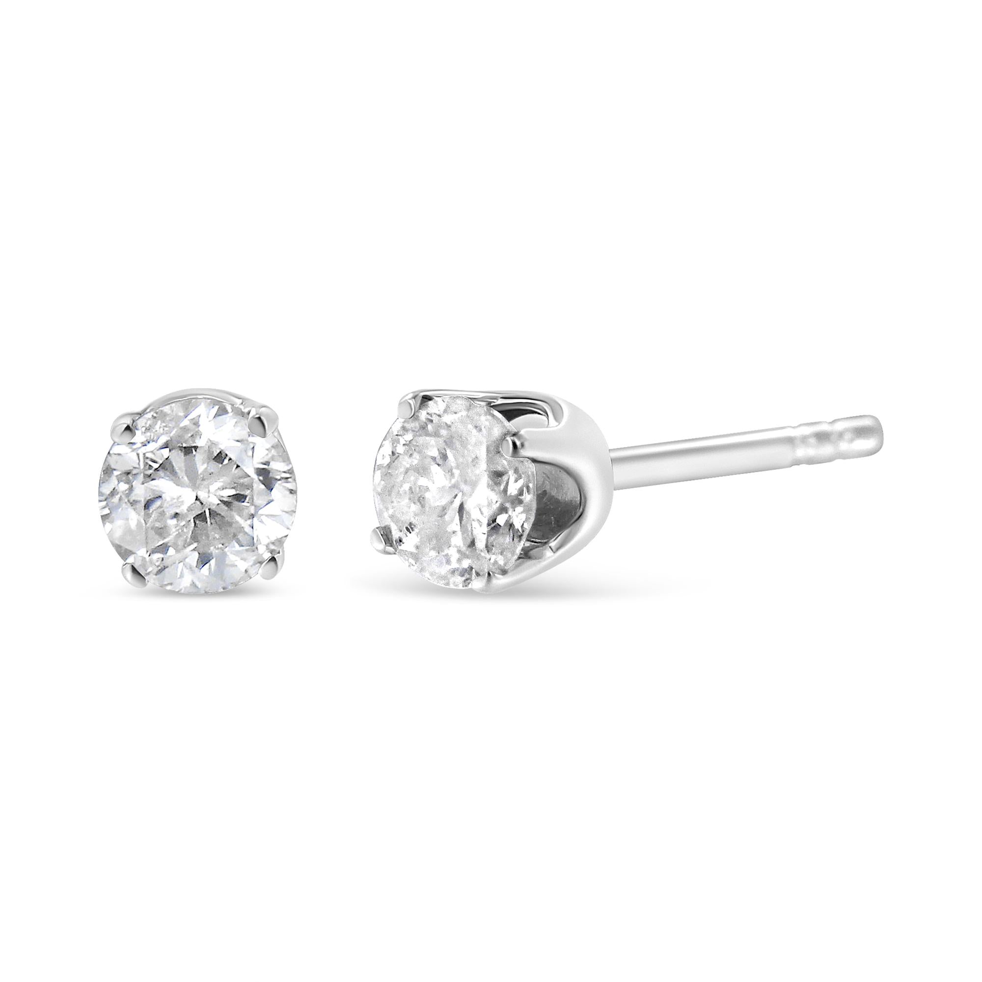Aretes solitarios clásicos de 4 puntas en oro blanco de 14 quilates con diamantes redondos de talla brillante de 1,00 quilates y certificación IGI (color HI, claridad I1-I2) - Friggin Jewelry