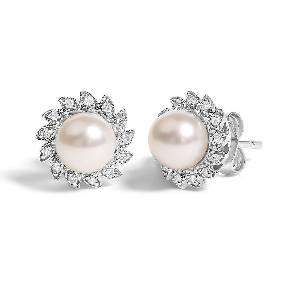 Aretes tipo botón de oro blanco de 10 quilates con halo de perla y diamantes estilo reliquia (color IJ, claridad I1-I2) - Friggin Jewelry