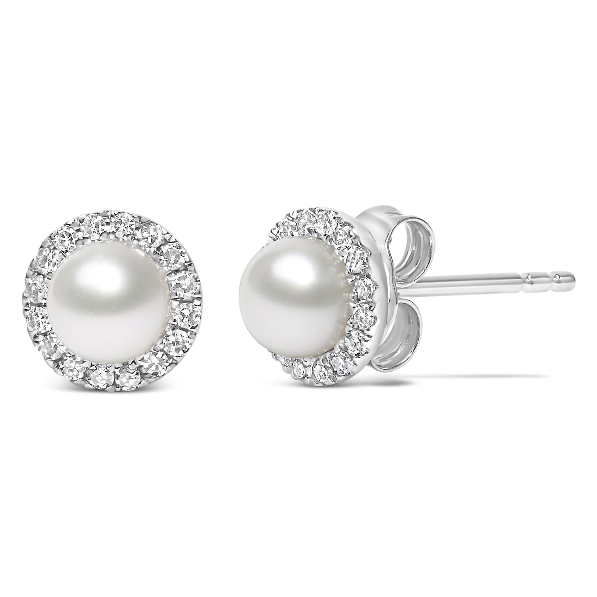Aretes de oro blanco de 10 quilates con perla cultivada de agua dulce de 4,5 mm y halo de diamantes de 1/7 quilates (color IJ, claridad I1-I2) - Friggin Jewelry