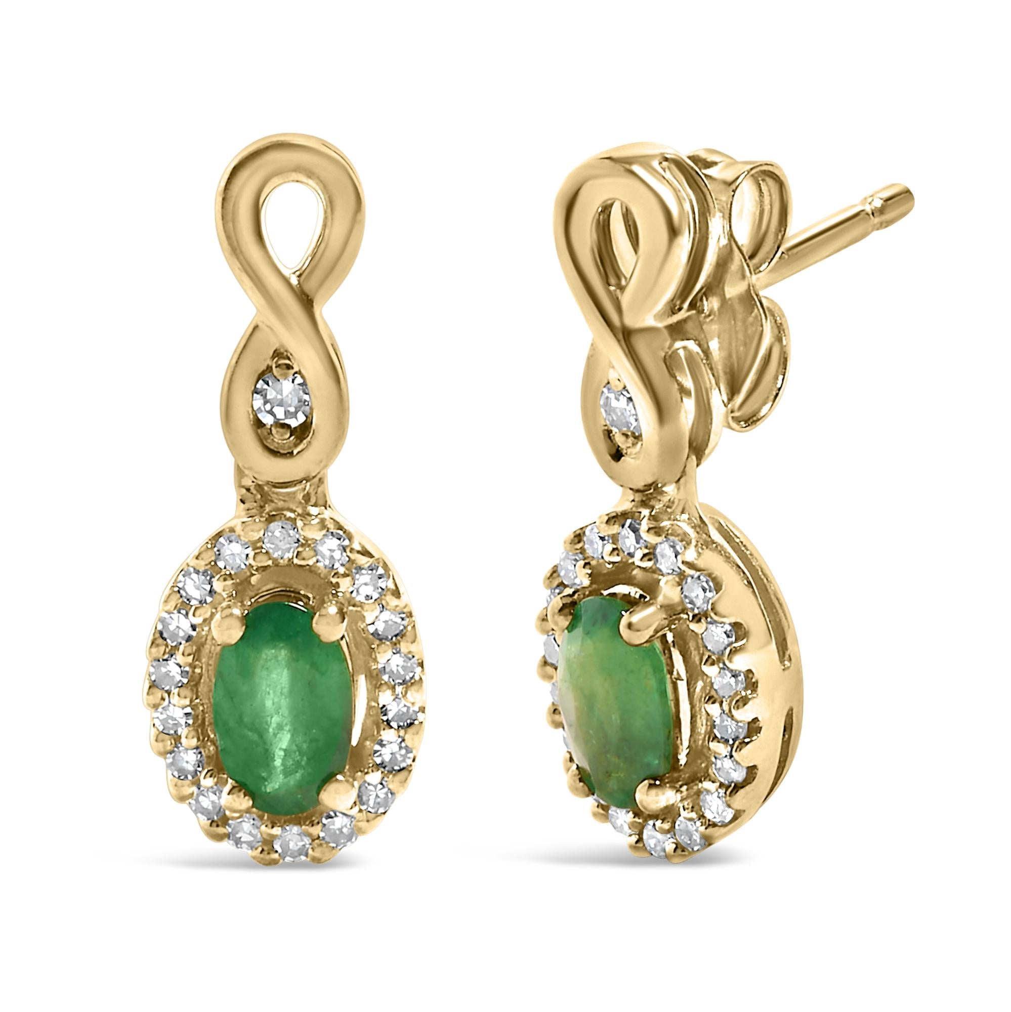 Pendientes colgantes de oro amarillo de 10 quilates con esmeralda verde de corte ovalado de 5 x 3 mm y diamantes redondos de 1/7 quilates - Friggin Jewelry