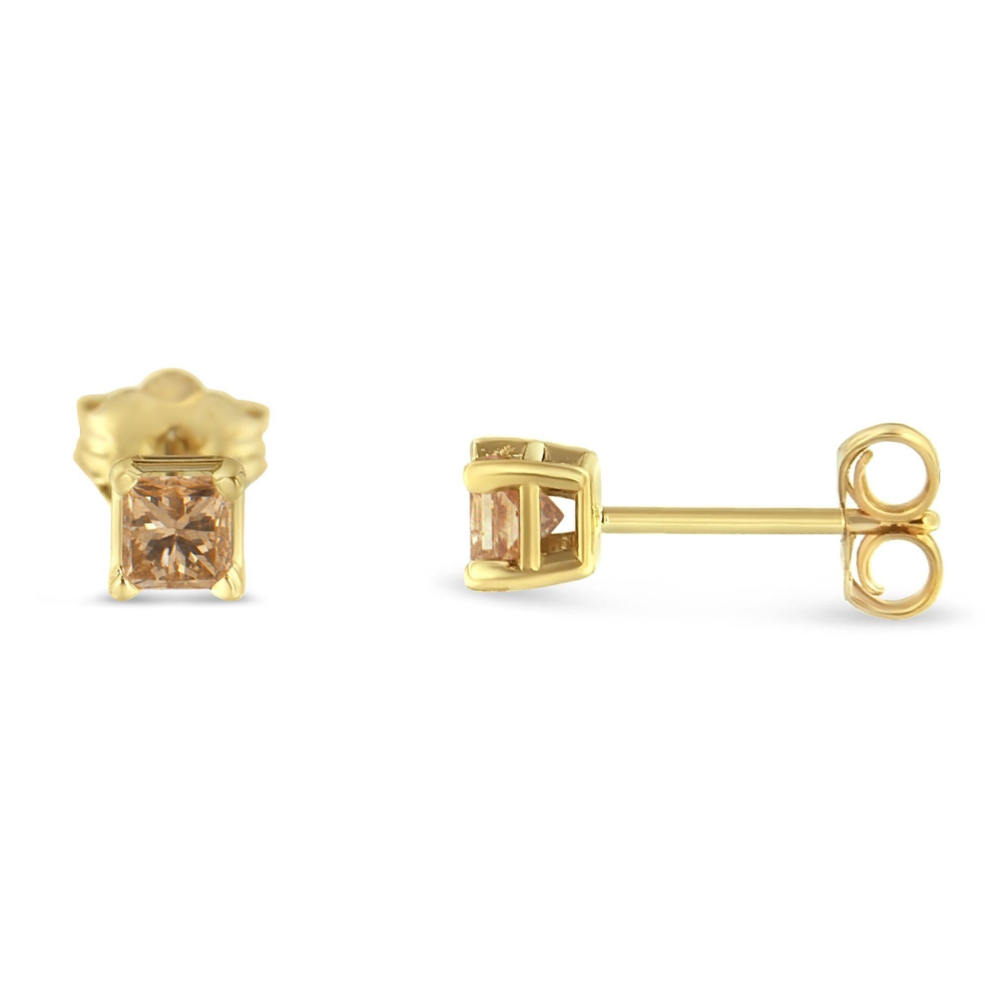 Aretes de oro amarillo de 14 k con 4 puntas y diamantes solitarios de talla princesa engastados a presión (color LM, claridad I1-I2) - Friggin Jewelry