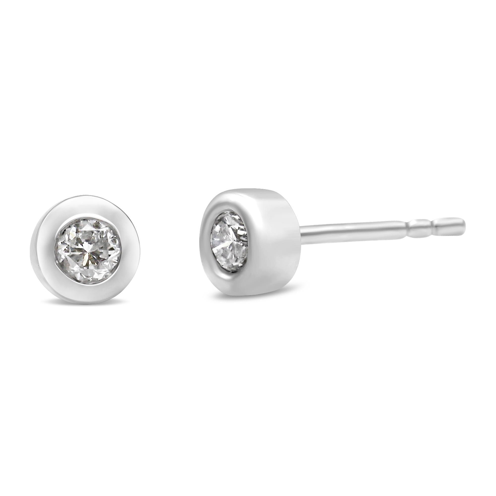 Aretes de oro blanco de 10 quilates con diamantes redondos de talla brillante de 1/5 quilates, casi incoloros, engastados en bisel (color HI, claridad I1-I2) - Friggin Jewelry
