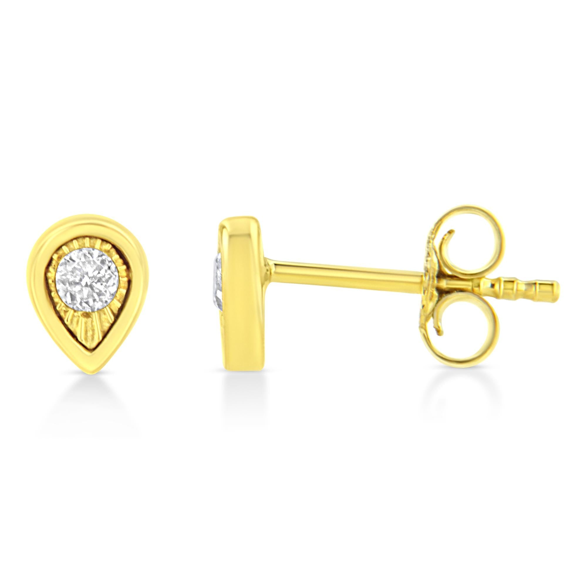 Aretes de plata de ley 925 bañados en oro amarillo de 10 quilates con diamantes engastados milagros de 1/10 quilates (formas a elegir) - Friggin Jewelry
