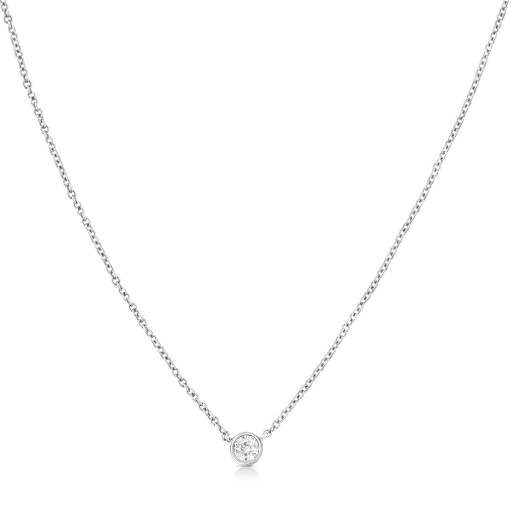 Collar con colgante solitario clásico de oro de 10 quilates con diamantes de 0,10 quilates engastados en bisel y cadena ajustable de 40,6 a 45,7 cm (color HI, claridad SI2-I1) - Friggin Jewelry