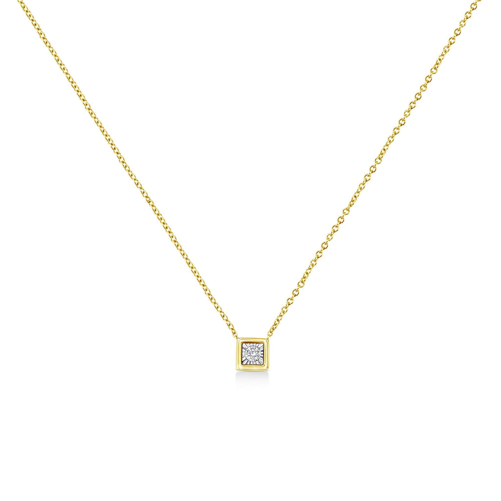 Collar con colgante de 45,7 cm en plata de ley 925 bañada en oro amarillo de 10 quilates y diamantes redondos engastados milagrosos de 1/10 quilates (formas a elegir) - Friggin Jewelry