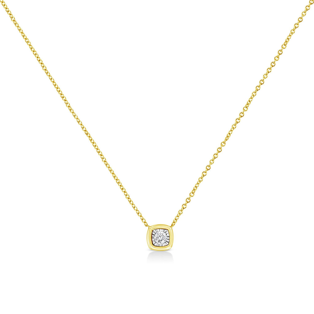 Collar con colgante de 45,7 cm en plata de ley 925 bañada en oro amarillo de 10 quilates y diamantes redondos engastados milagrosos de 1/10 quilates (formas a elegir) - Friggin Jewelry