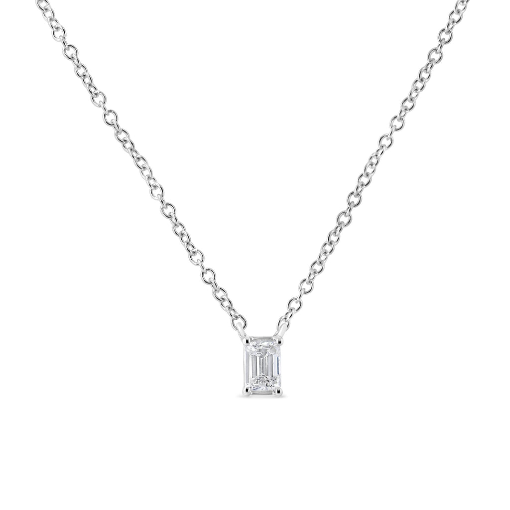 Collar con colgante de 45,7 cm en oro blanco de 14 quilates con diamante solitario en talla esmeralda de 1/3 quilates (color GH, claridad VS2-SI1) - Friggin Jewelry