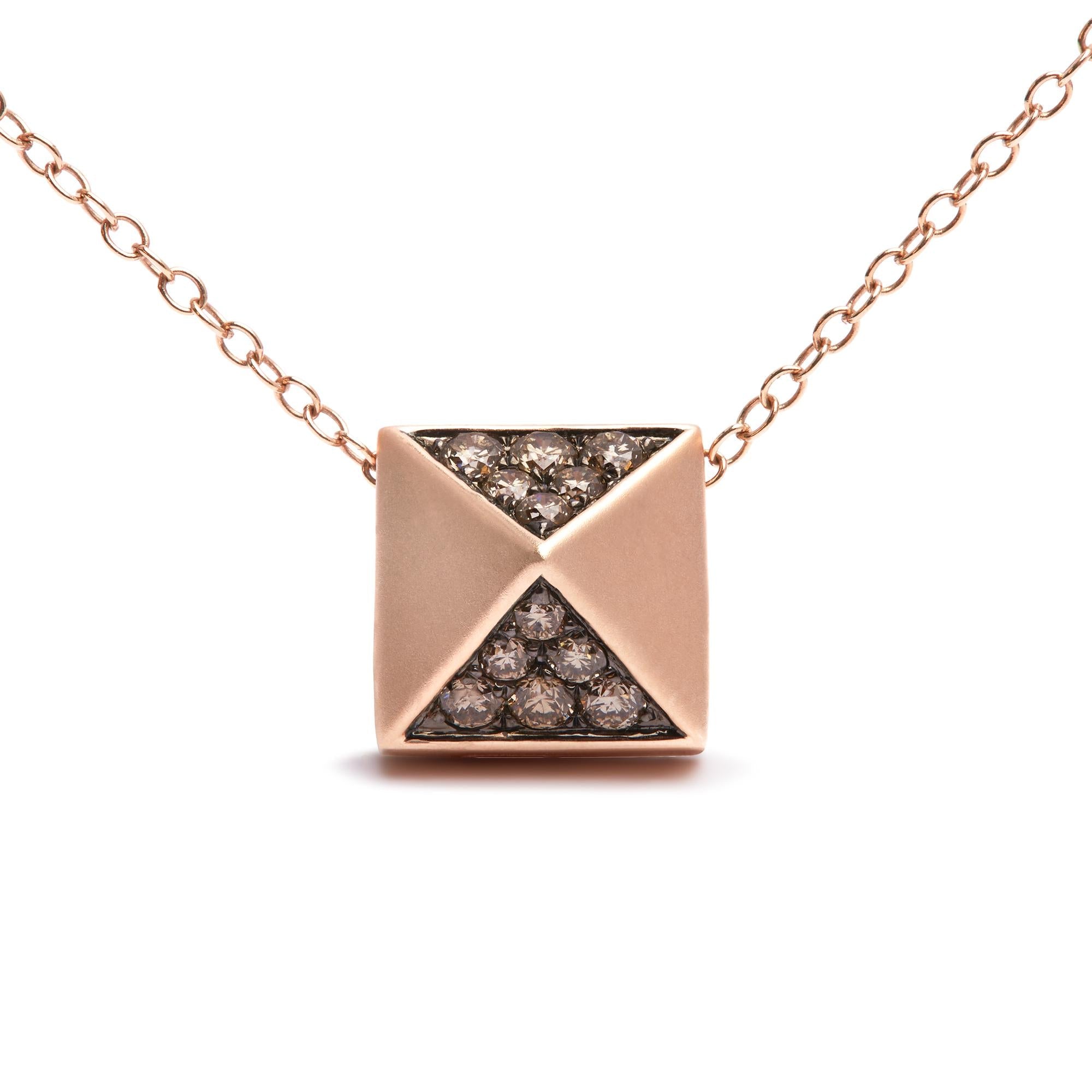 Collana con ciondolo a forma di piramide in oro rosa 14 carati con diamanti marroni da 1/4 carati, finitura opaca (colore marrone, purezza SI1-SI2) - 18 pollici - Friggin Jewelry