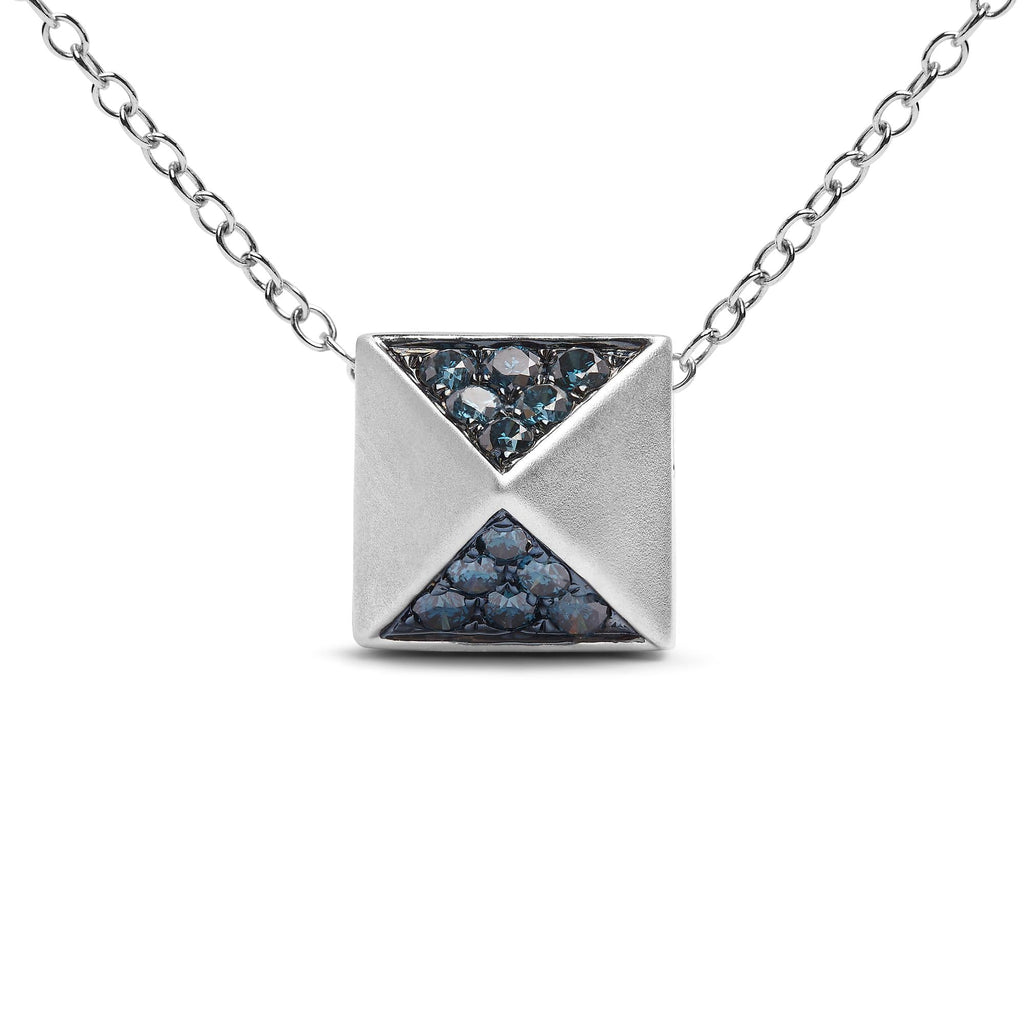 Collana con ciondolo a forma di piramide in oro bianco 14 carati con diamante blu trattato da 1/4 ct e finitura opaca (colore blu, purezza SI1-SI2) - 18 pollici - Friggin Jewelry