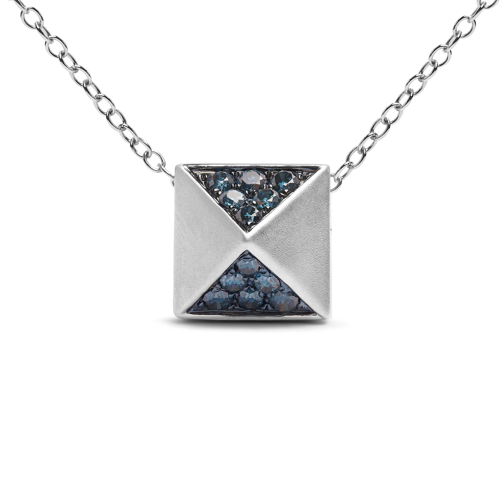 Collana con ciondolo a forma di piramide in oro bianco 14 carati con diamante blu trattato da 1/4 ct e finitura opaca (colore blu, purezza SI1-SI2) - 18 pollici - Friggin Jewelry