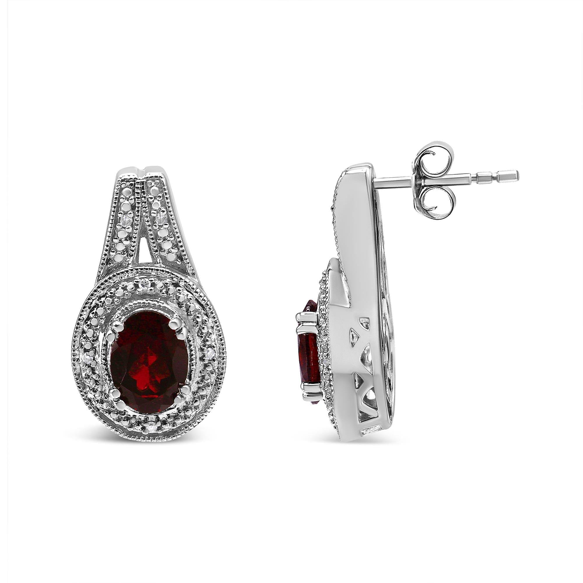 Pendientes de plata de ley 925 con detalles de diamantes y granate rojo ovalado de 8 x 6 mm (color IJ, claridad I1-I2) - Friggin Jewelry