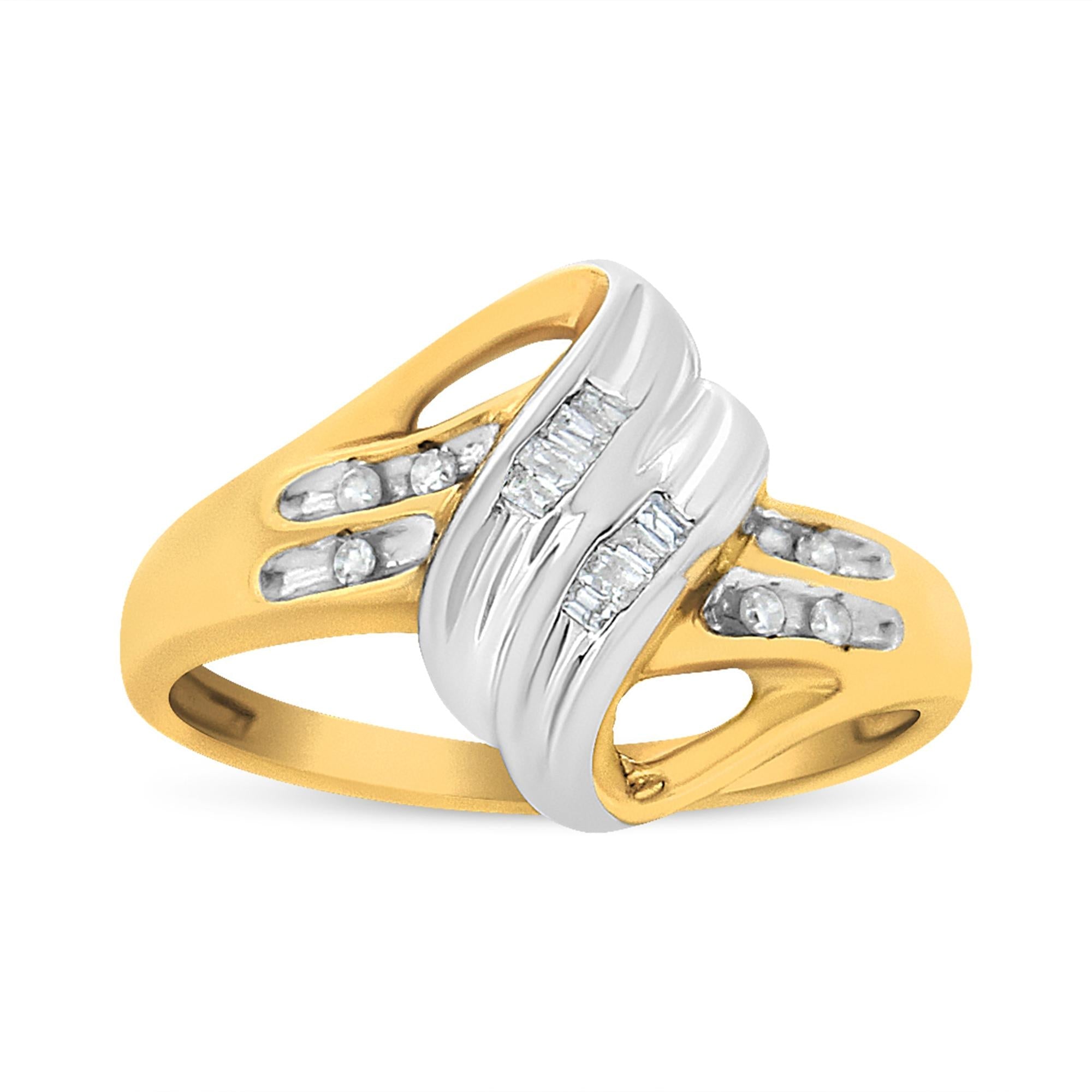 Anillo de oro amarillo y blanco de 10 quilates con diamantes baguette y redondos de 1/10 quilates (color I2, claridad HI) - Friggin Jewelry