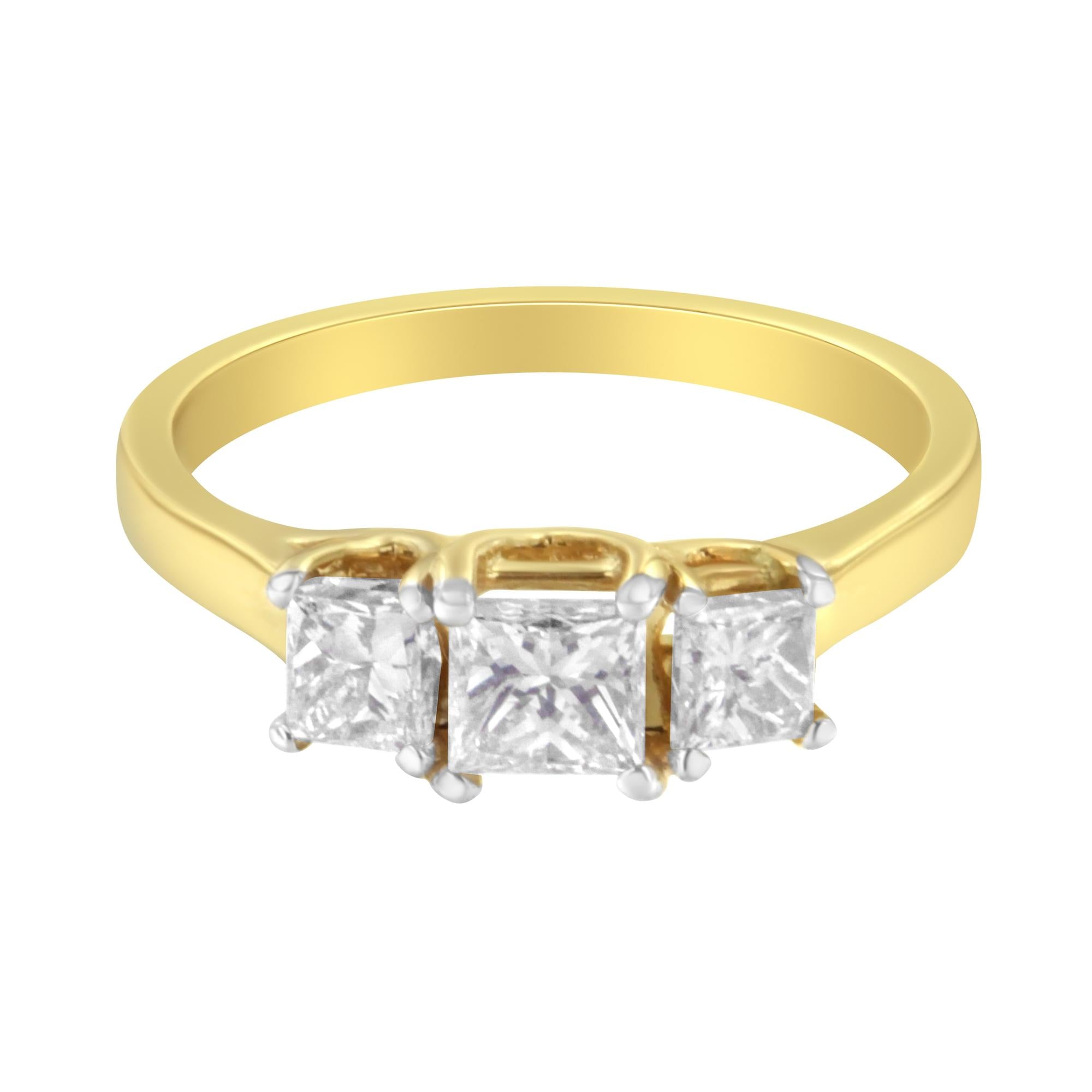 Anello a fascia con tre pietre in oro giallo 10 carati e diamanti taglio principessa (1 carato, colore JK, purezza I1-I2) - Friggin Jewelry