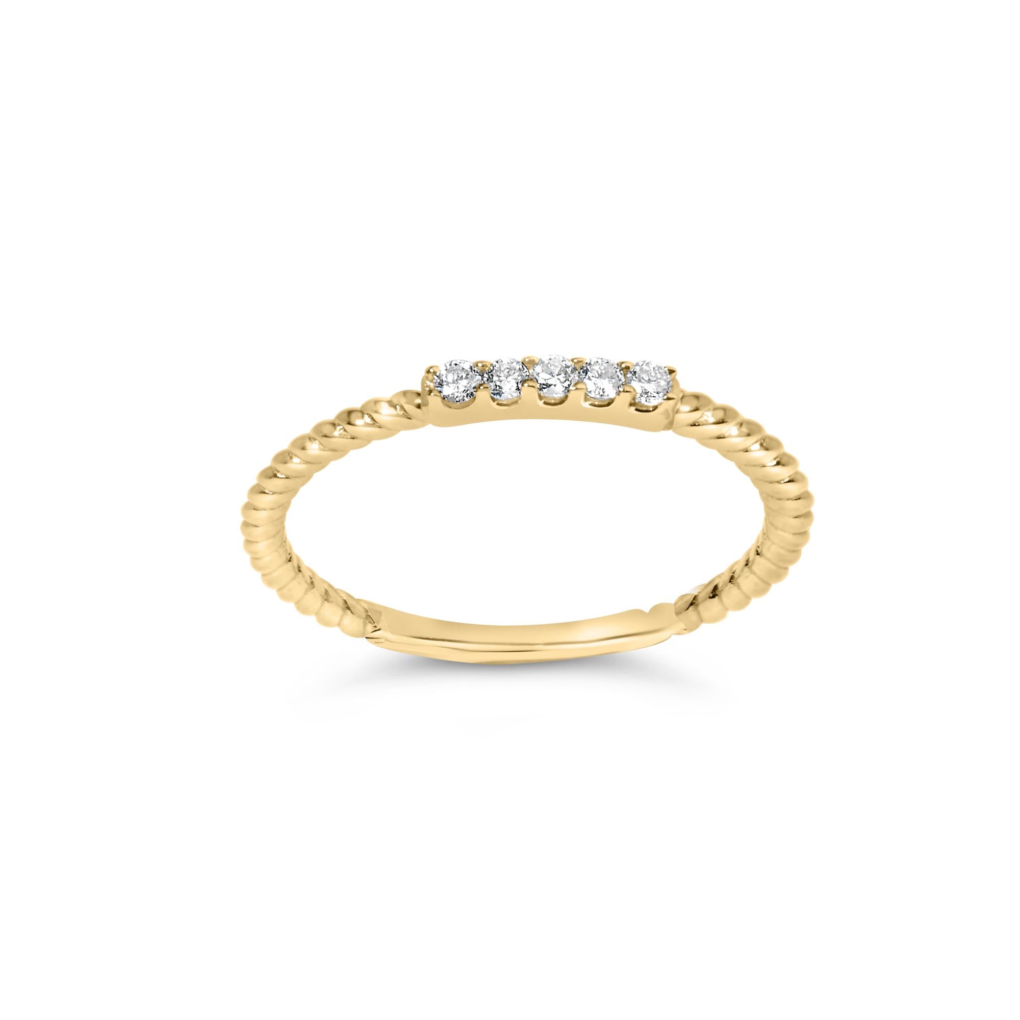 Anillo de oro amarillo de 10 quilates con 1/10 quilates de diamantes y 5 piedras con banda trenzada (color IJ, claridad I2-I3) - Friggin Jewelry