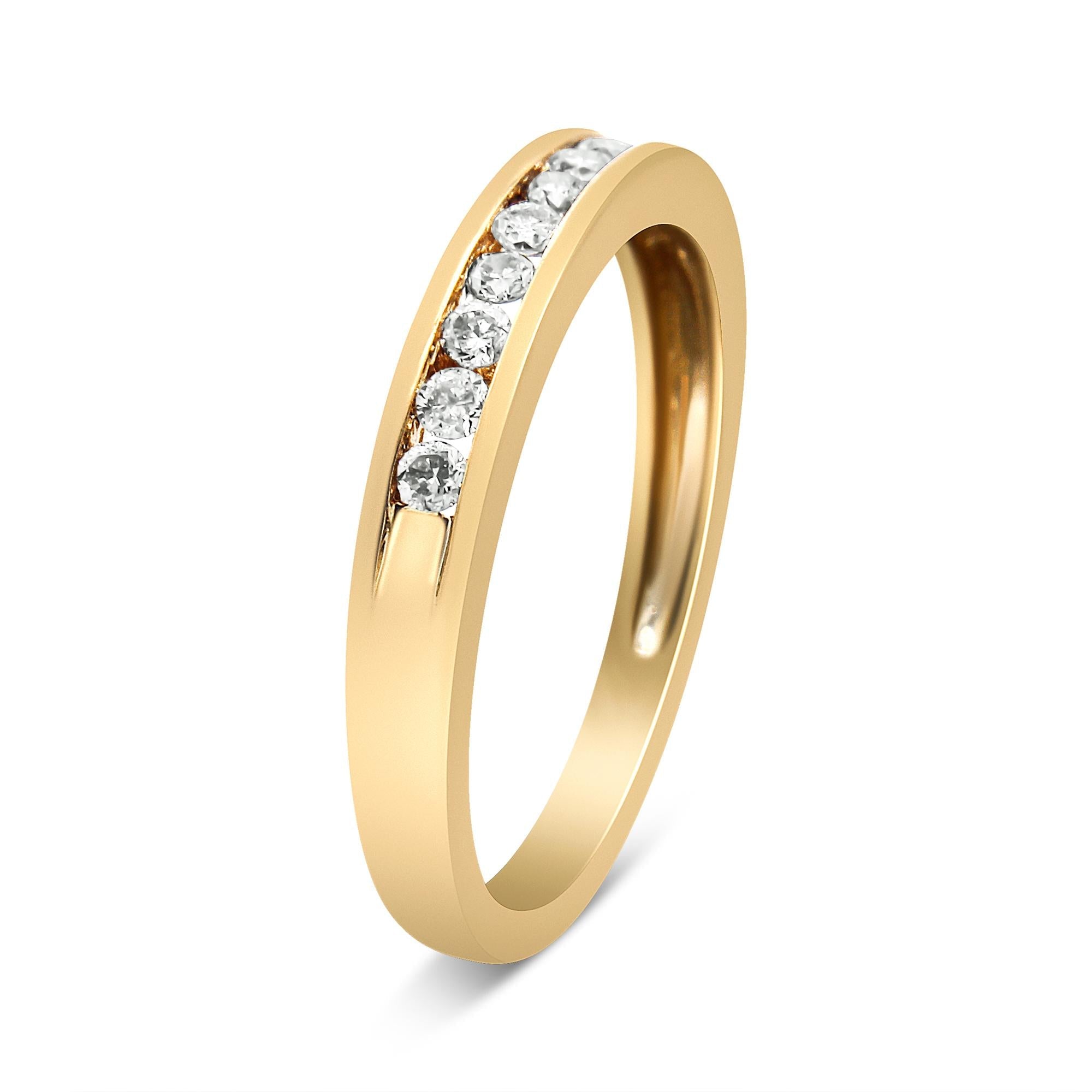 Anillo de bodas de plata de ley 925 bañado en oro amarillo de 10 quilates con 11 diamantes redondos engastados en canal de 1/4 quilates (color KL, claridad I1-I2) - Friggin Jewelry